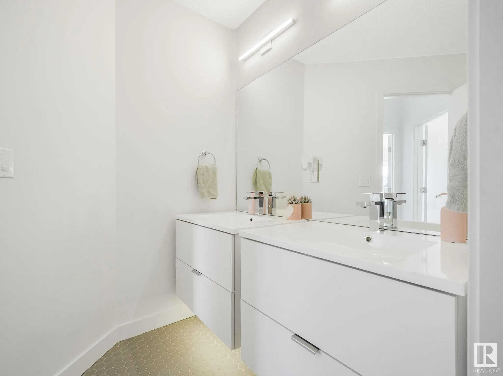 42 LADEROUTE Place