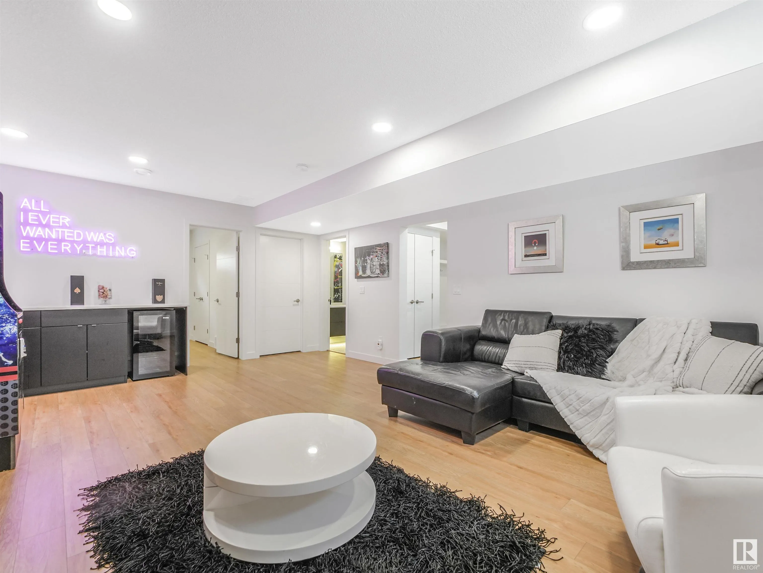 42 LADEROUTE Place