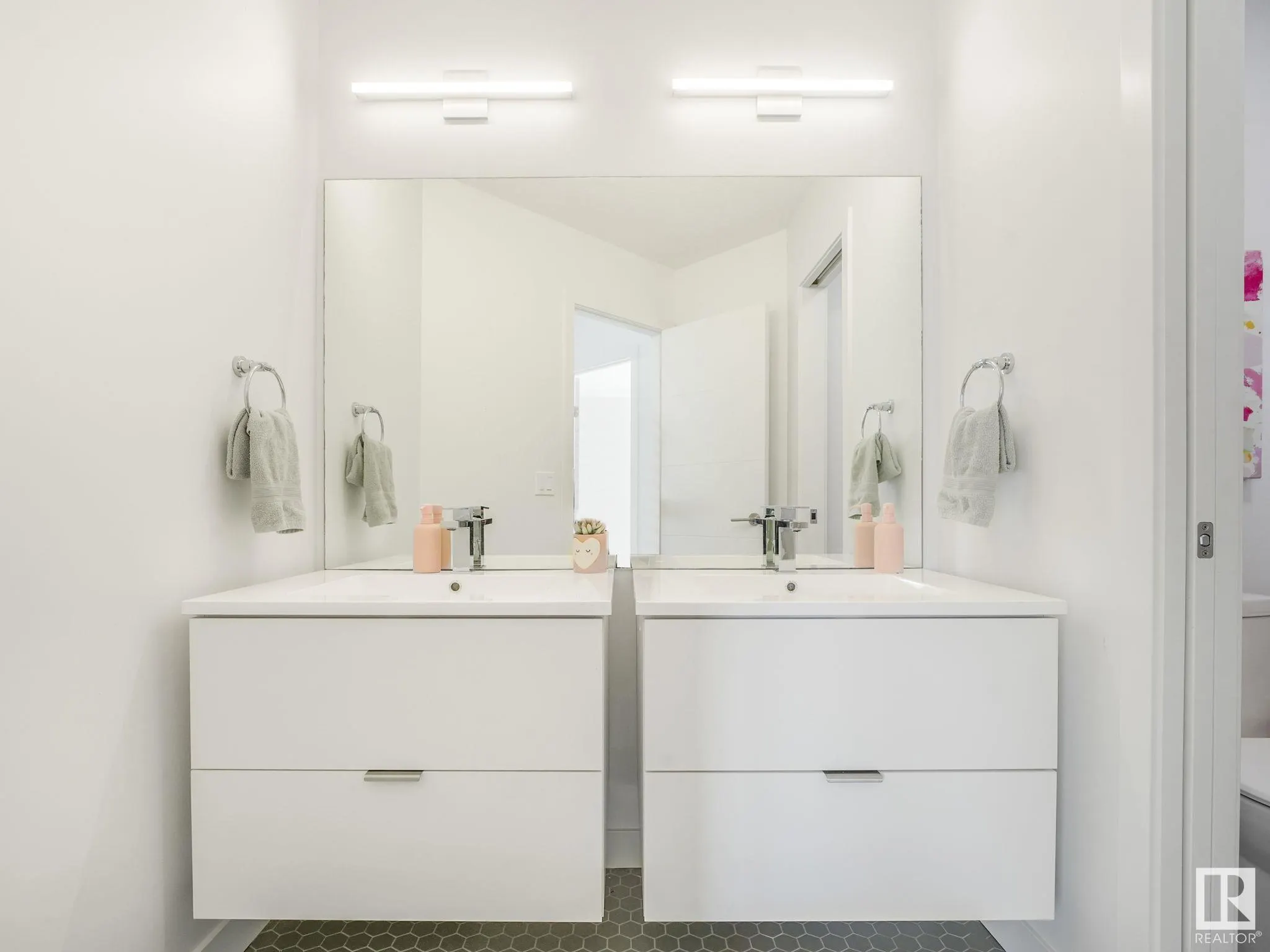 42 LADEROUTE Place