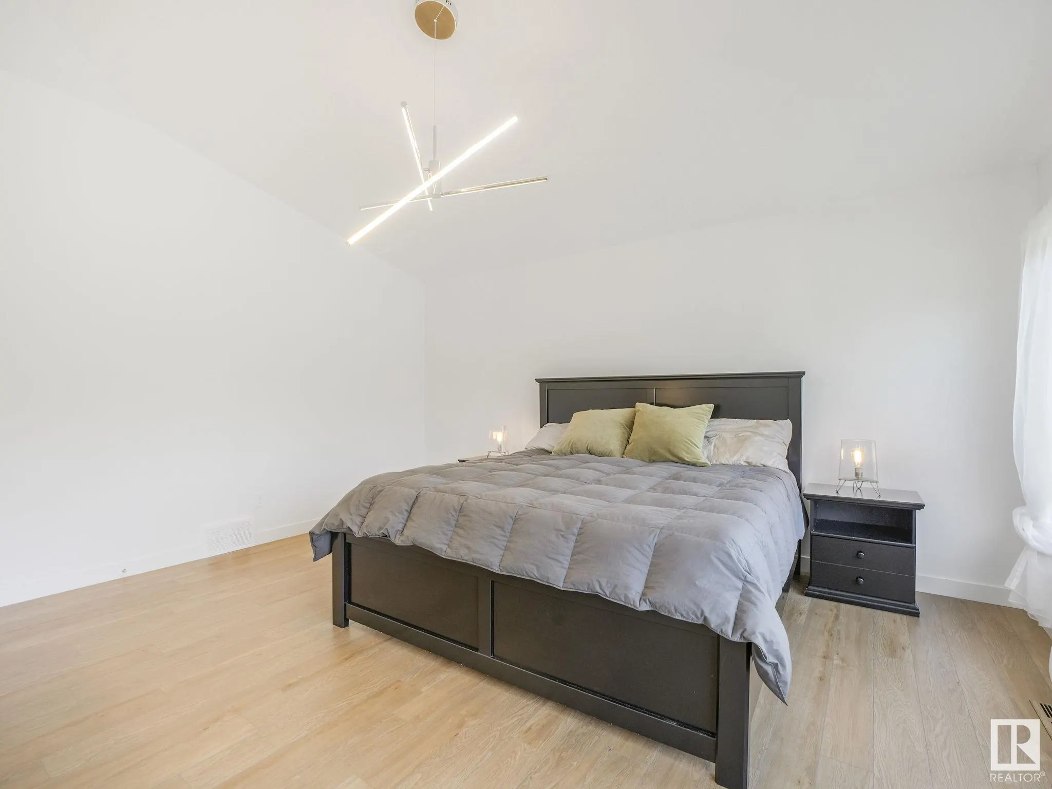 42 LADEROUTE Place
