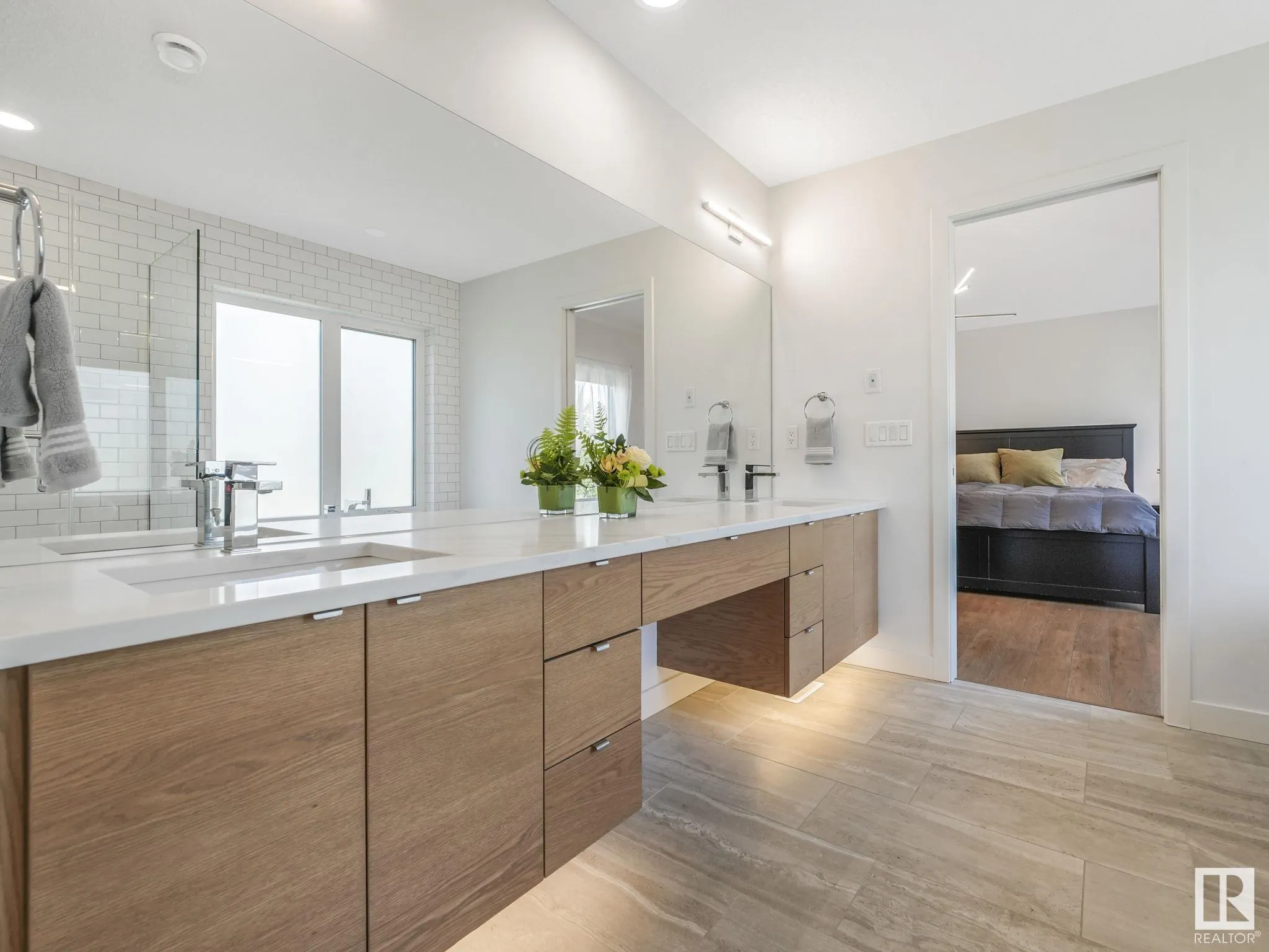 42 LADEROUTE Place