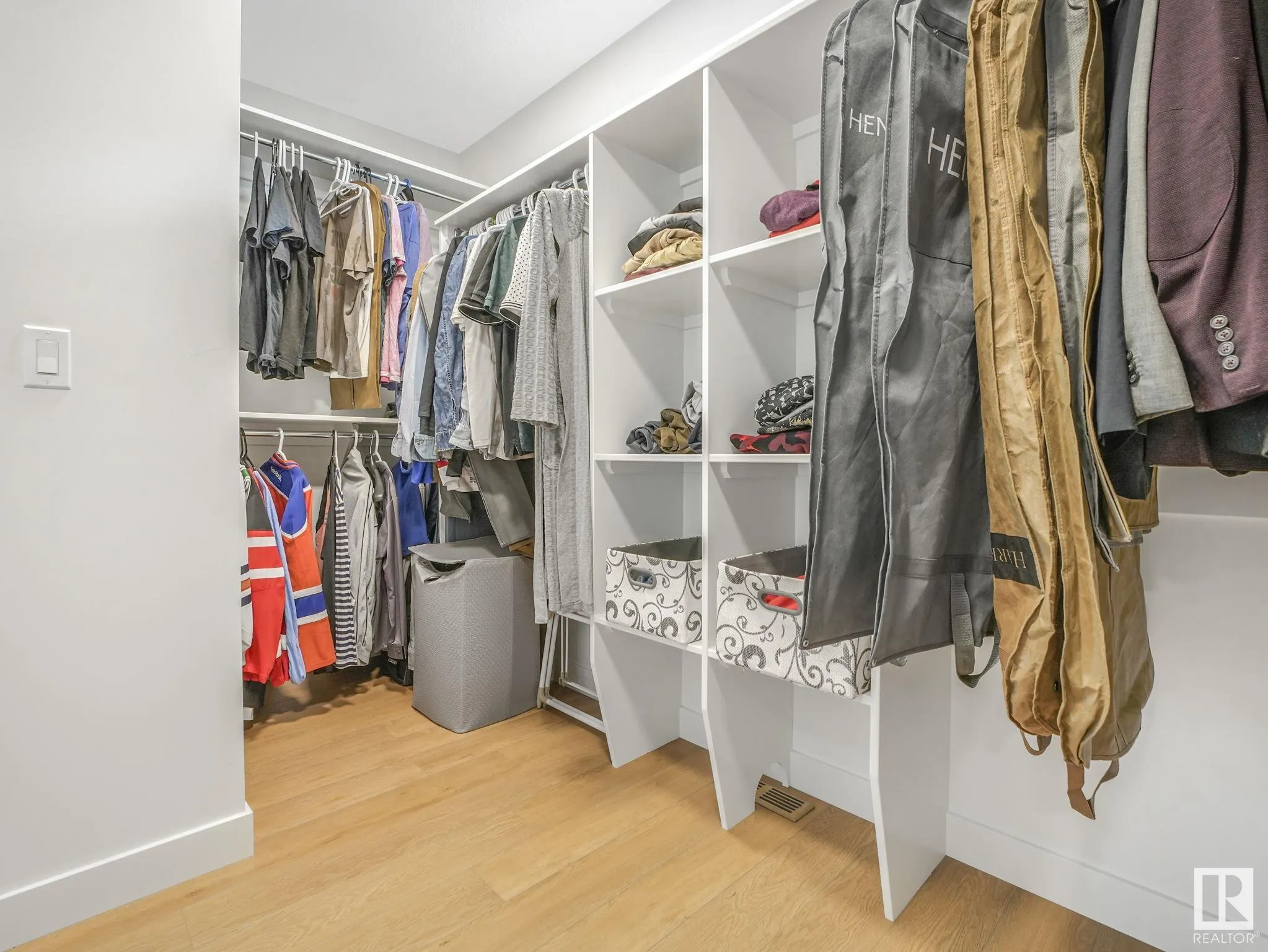 42 LADEROUTE Place