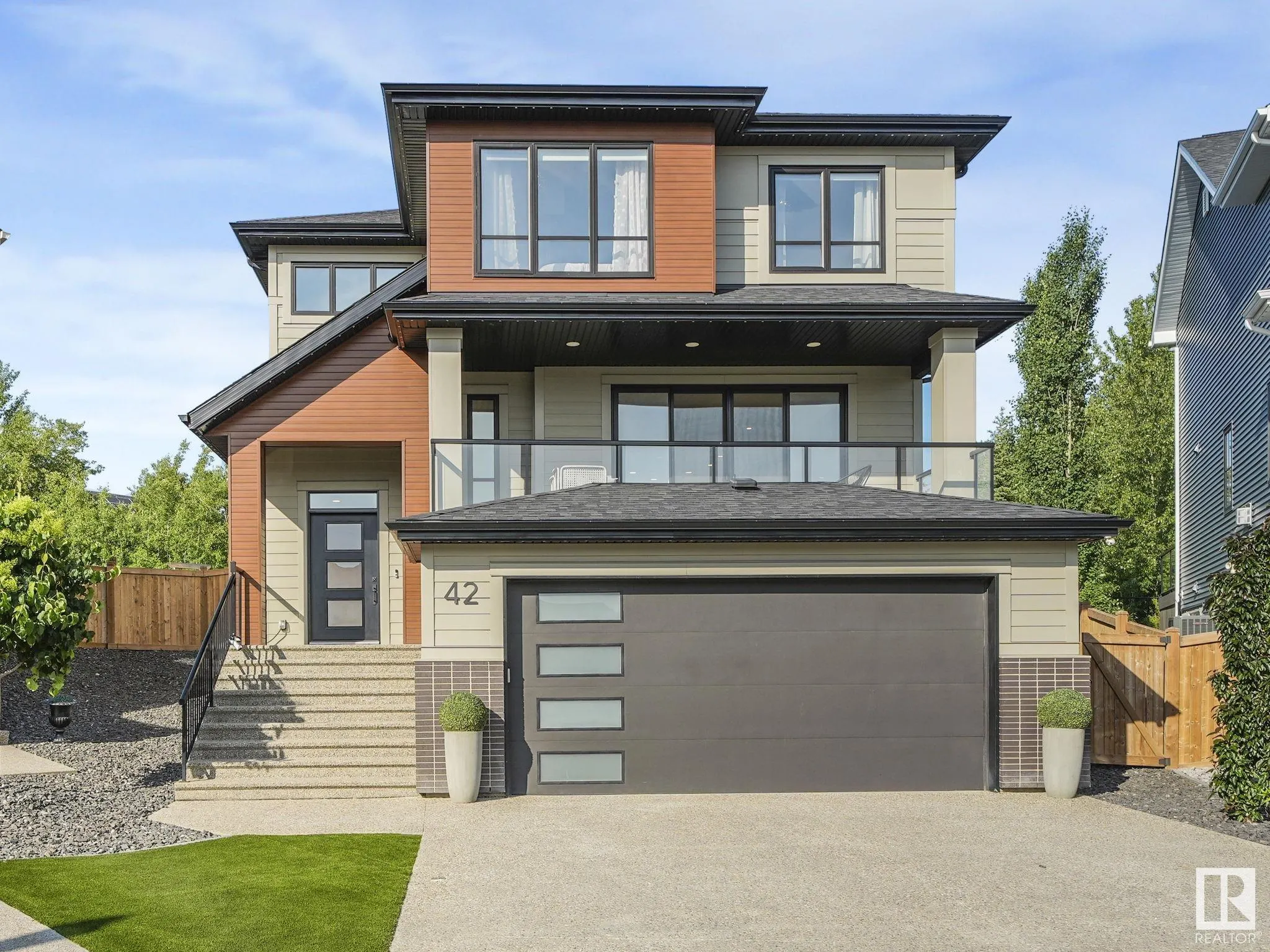 42 LADEROUTE Place