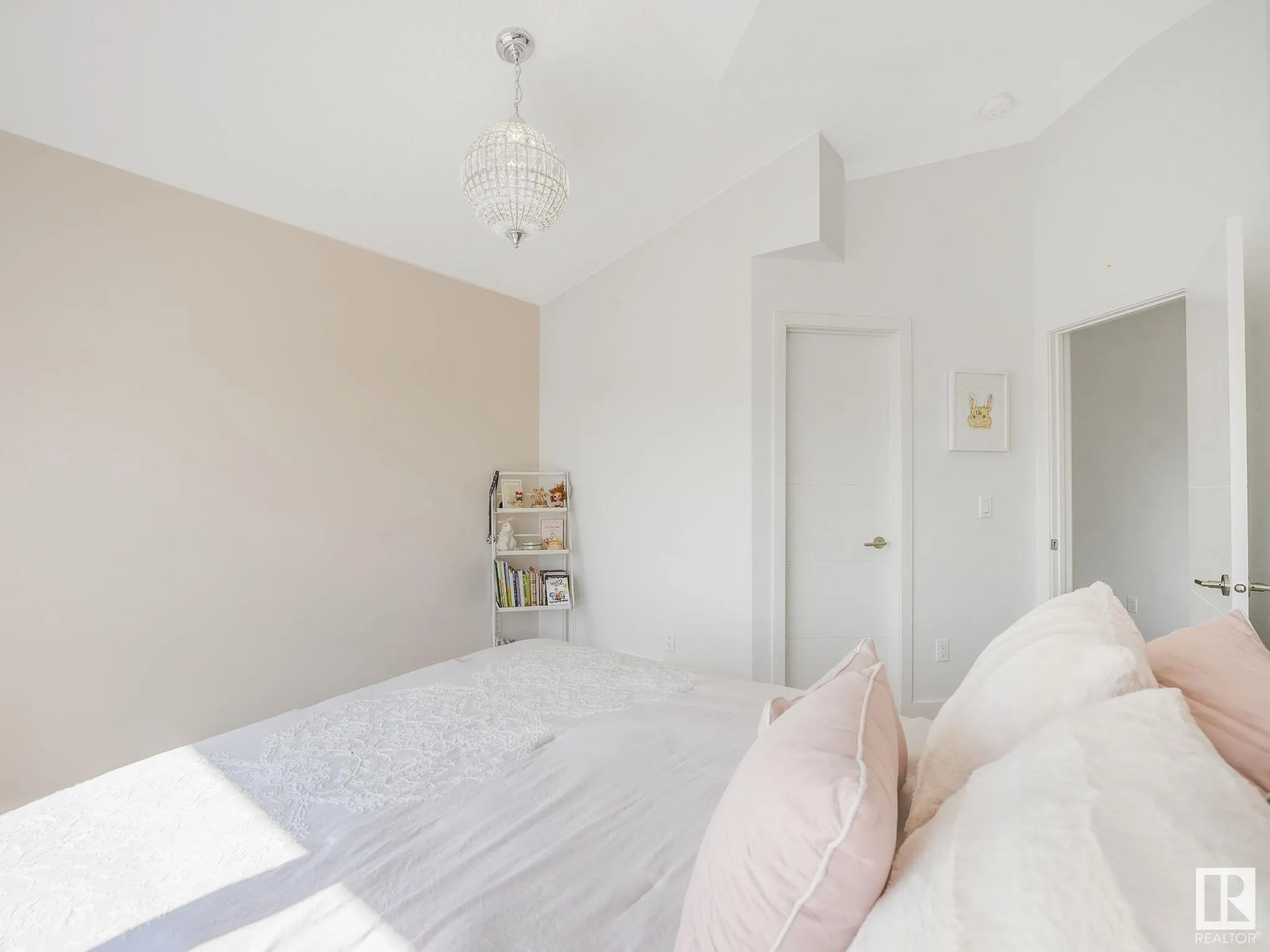 42 LADEROUTE Place