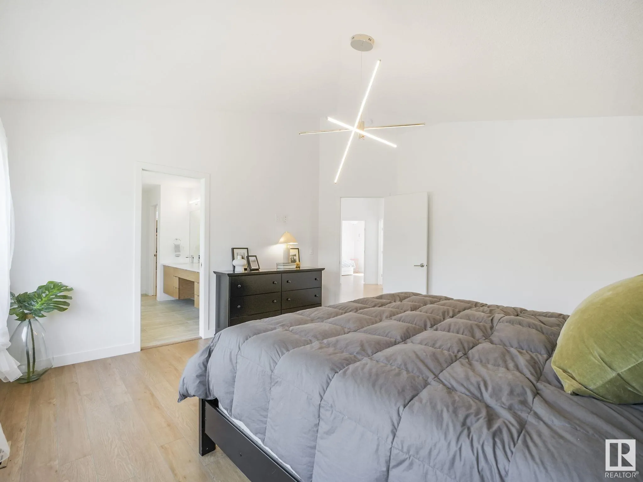42 LADEROUTE Place