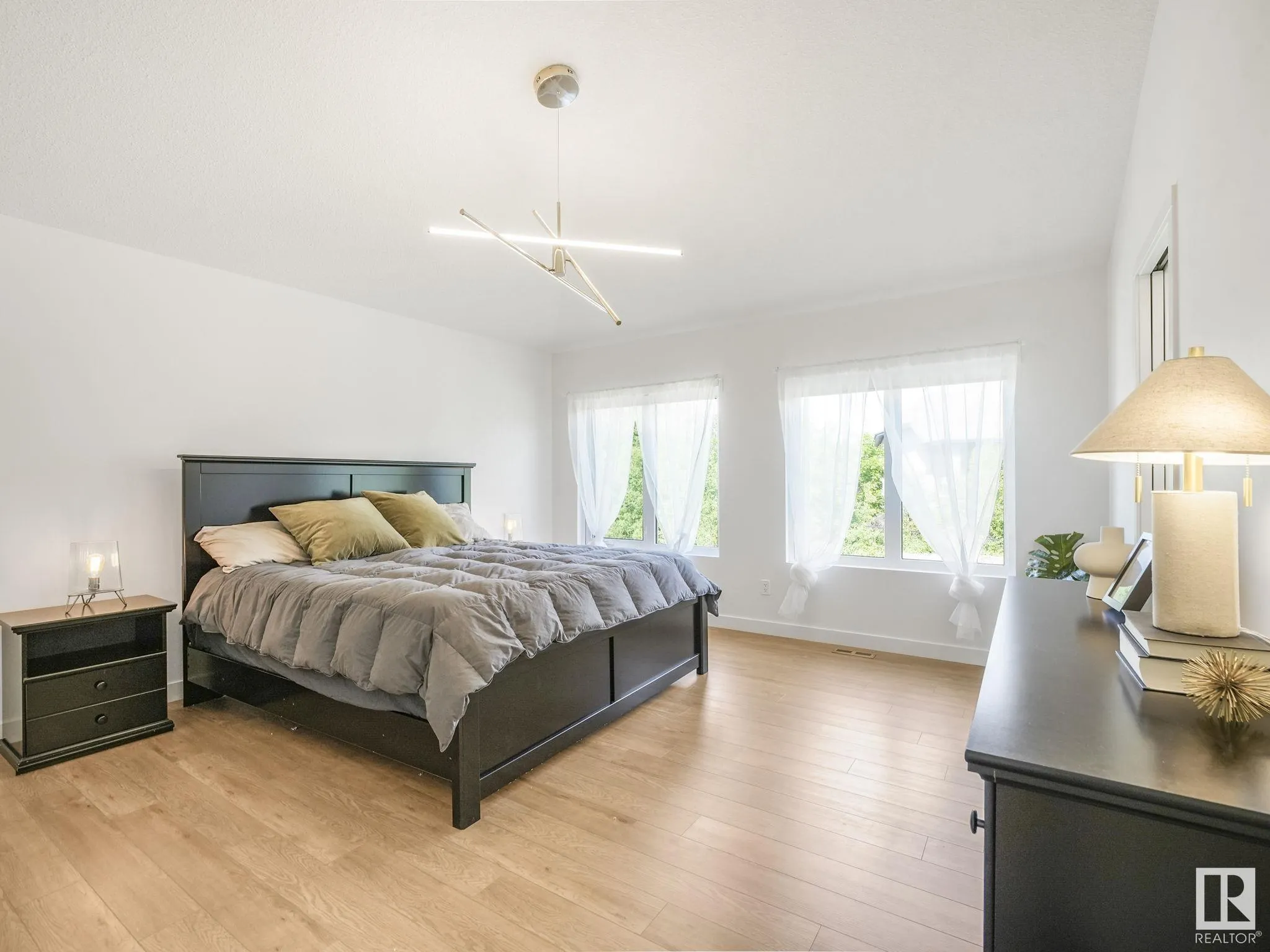 42 LADEROUTE Place