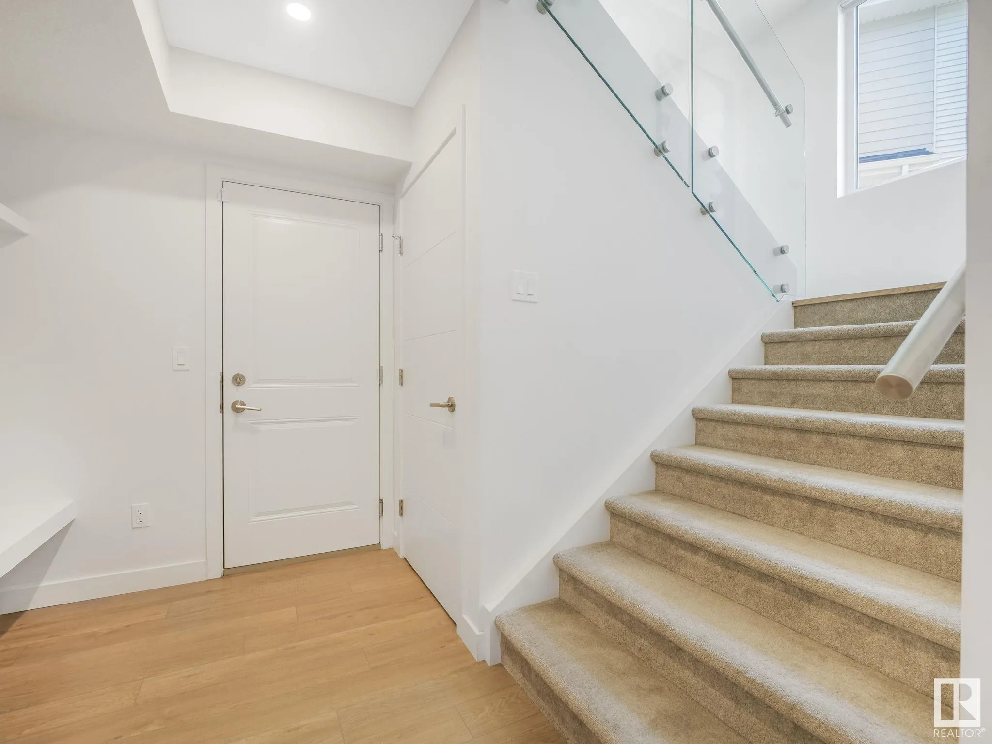 42 LADEROUTE Place