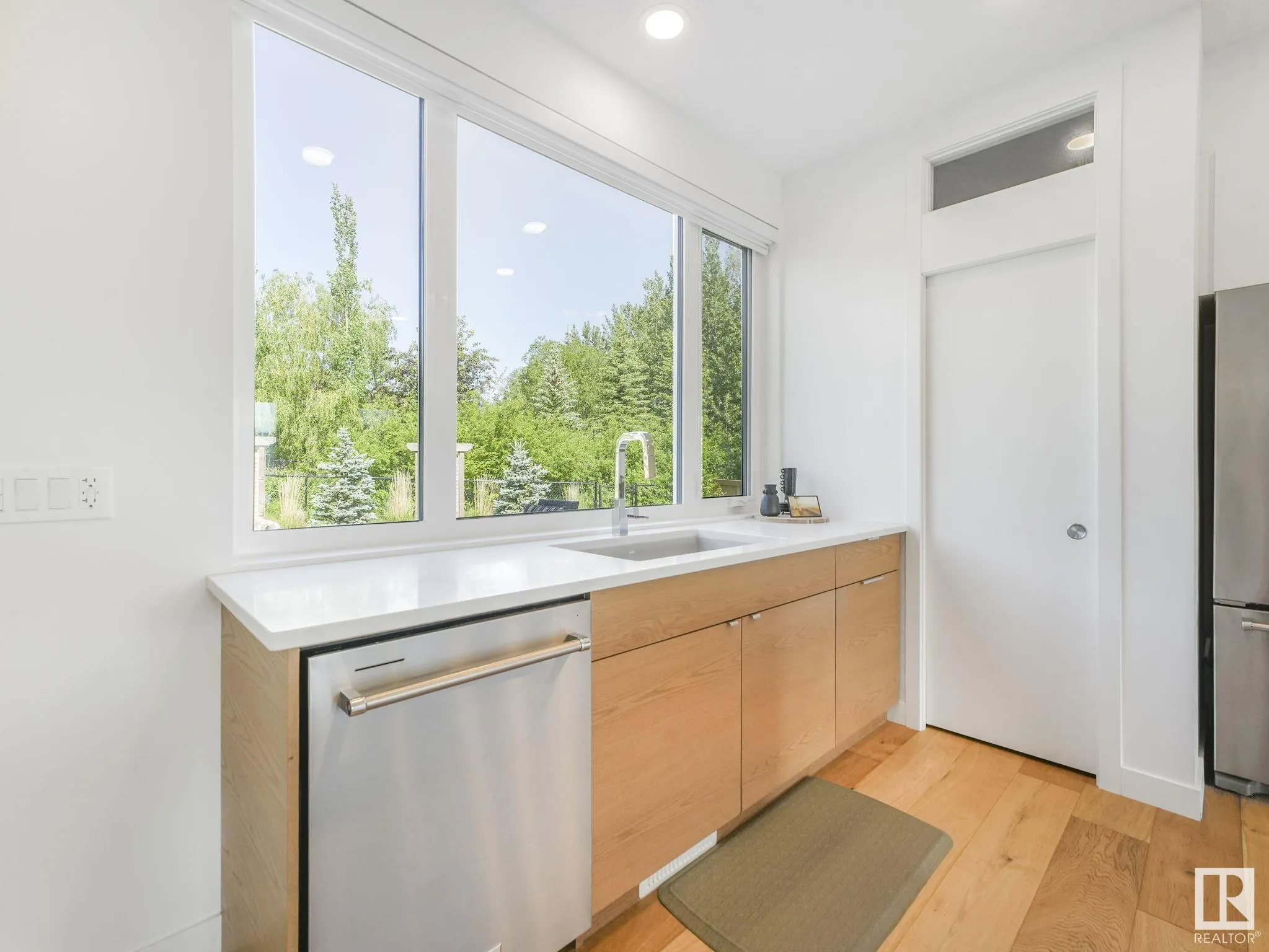42 LADEROUTE Place