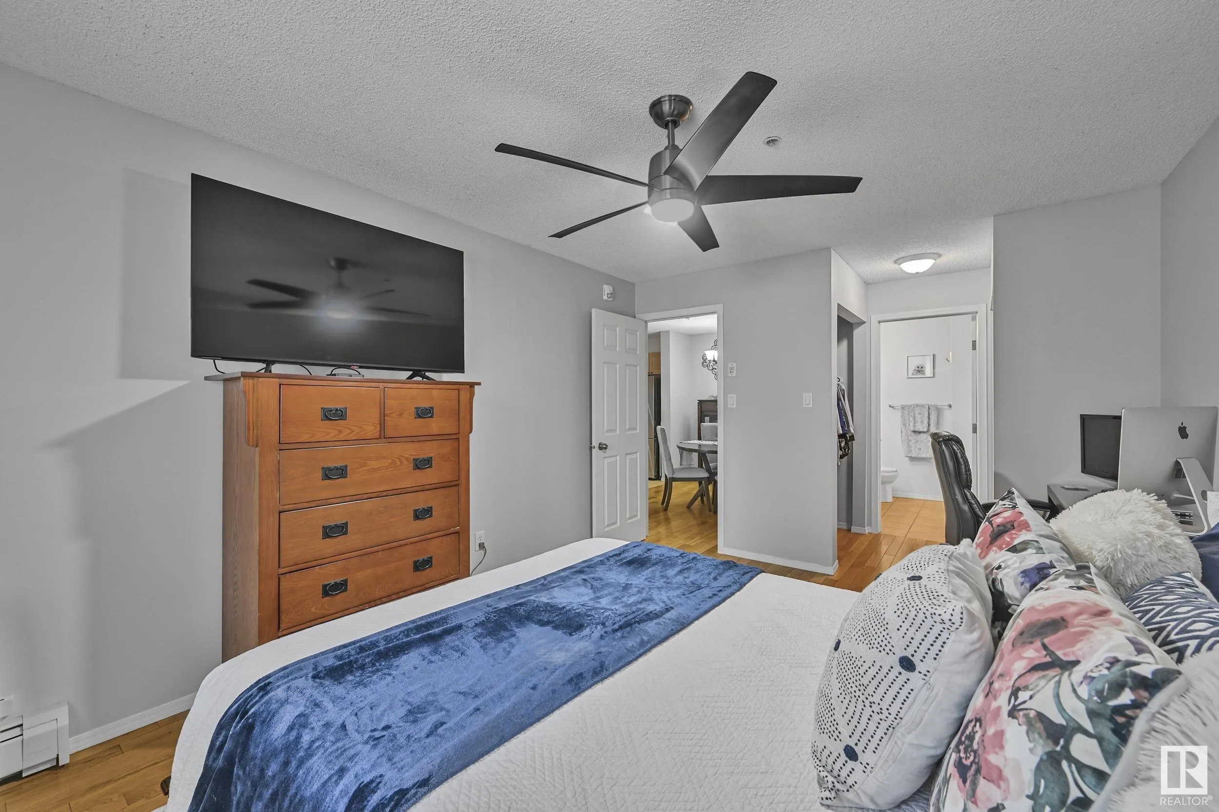 70 WOODSMERE Close