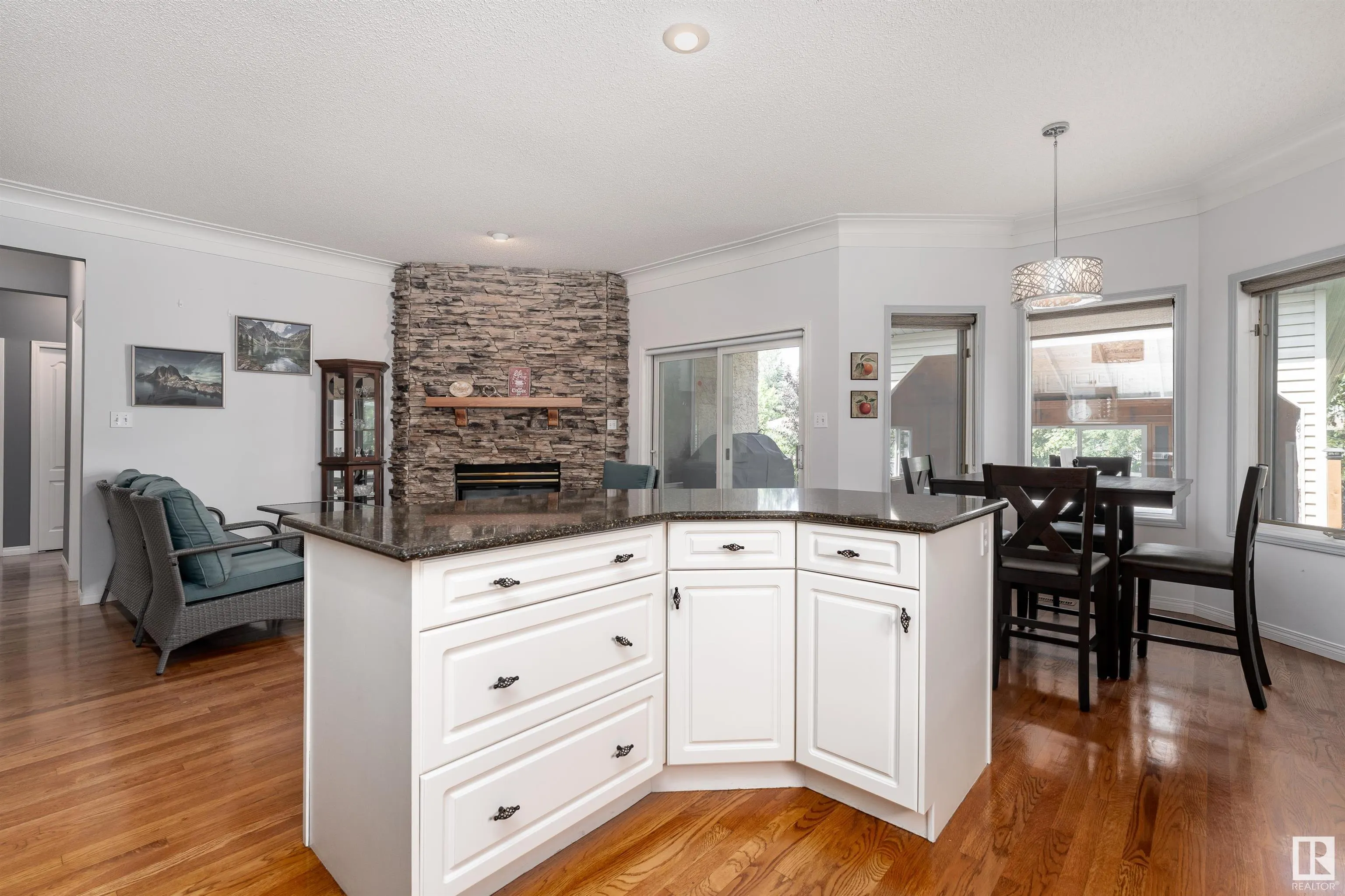 10 STONESHIRE Manor