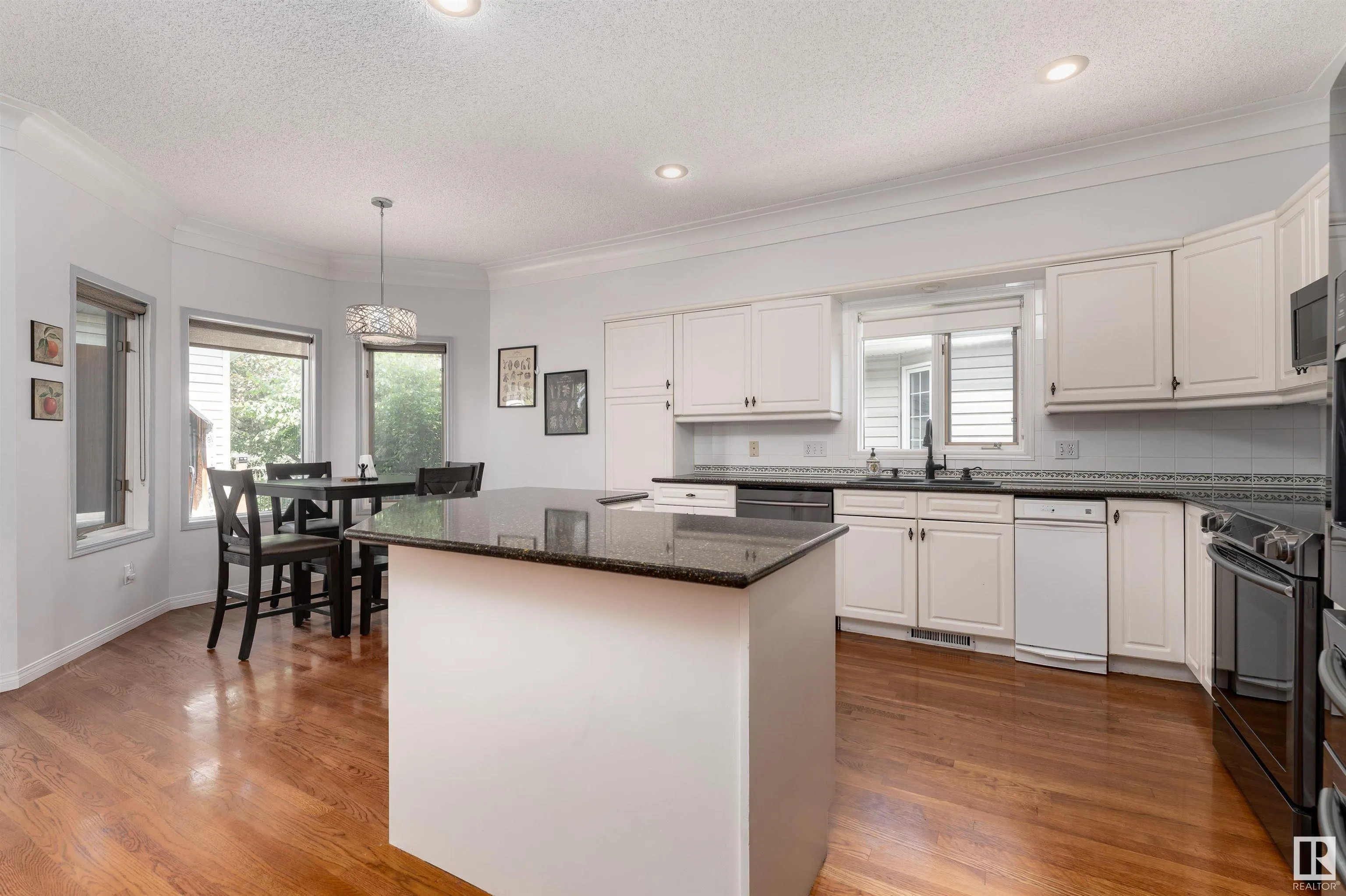 10 STONESHIRE Manor