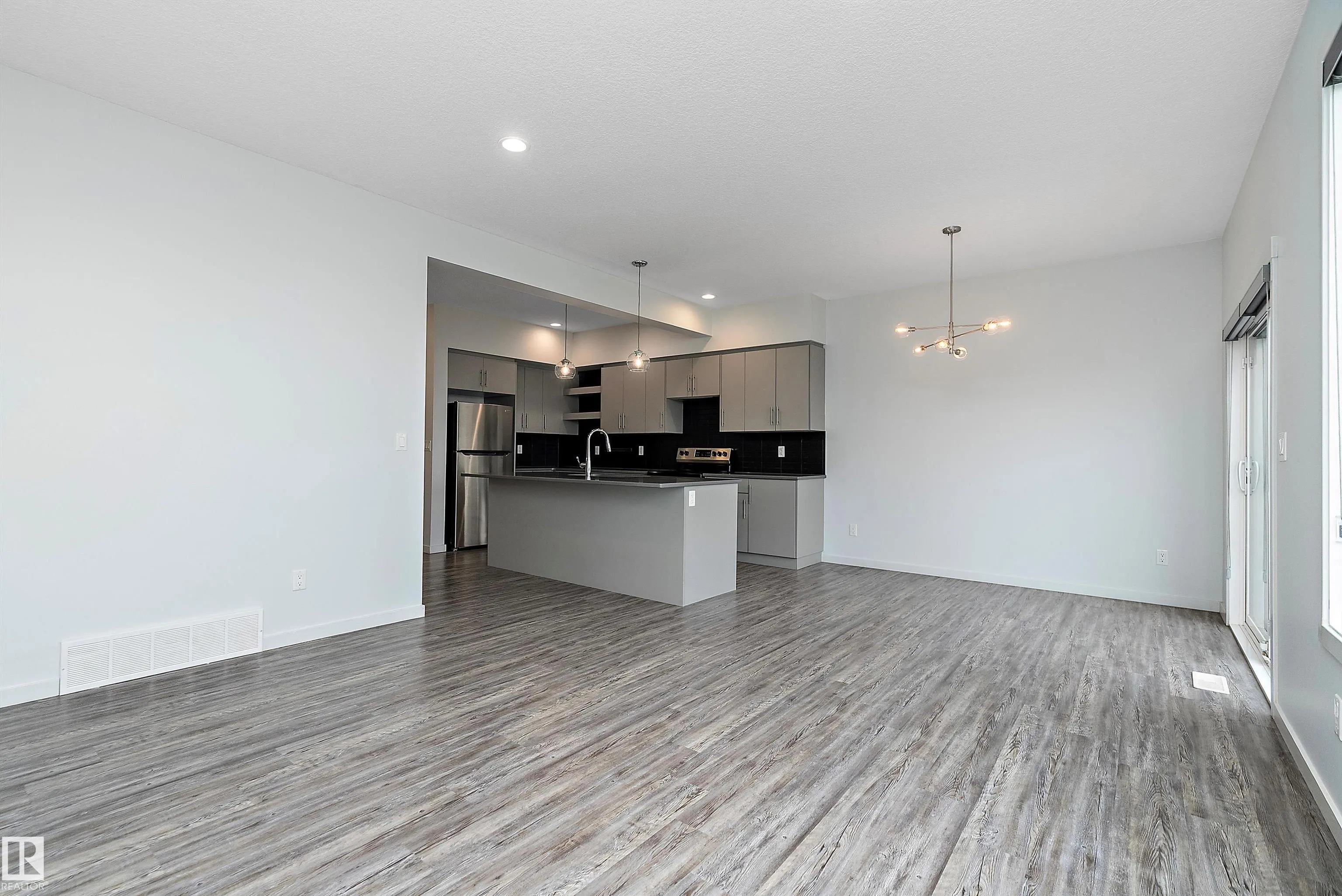 50 EDINBURGH CRT