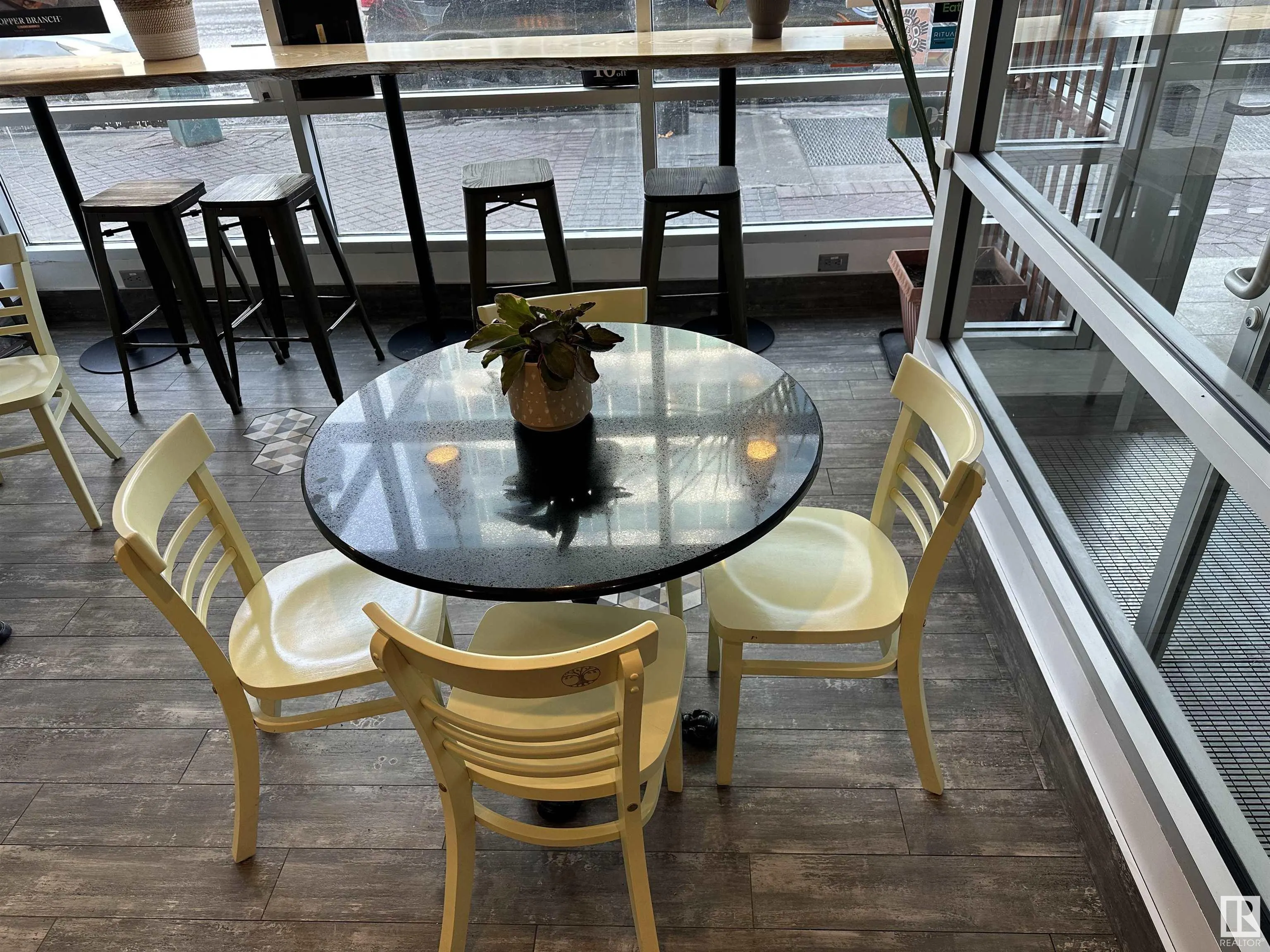 O NA Jasper Ave