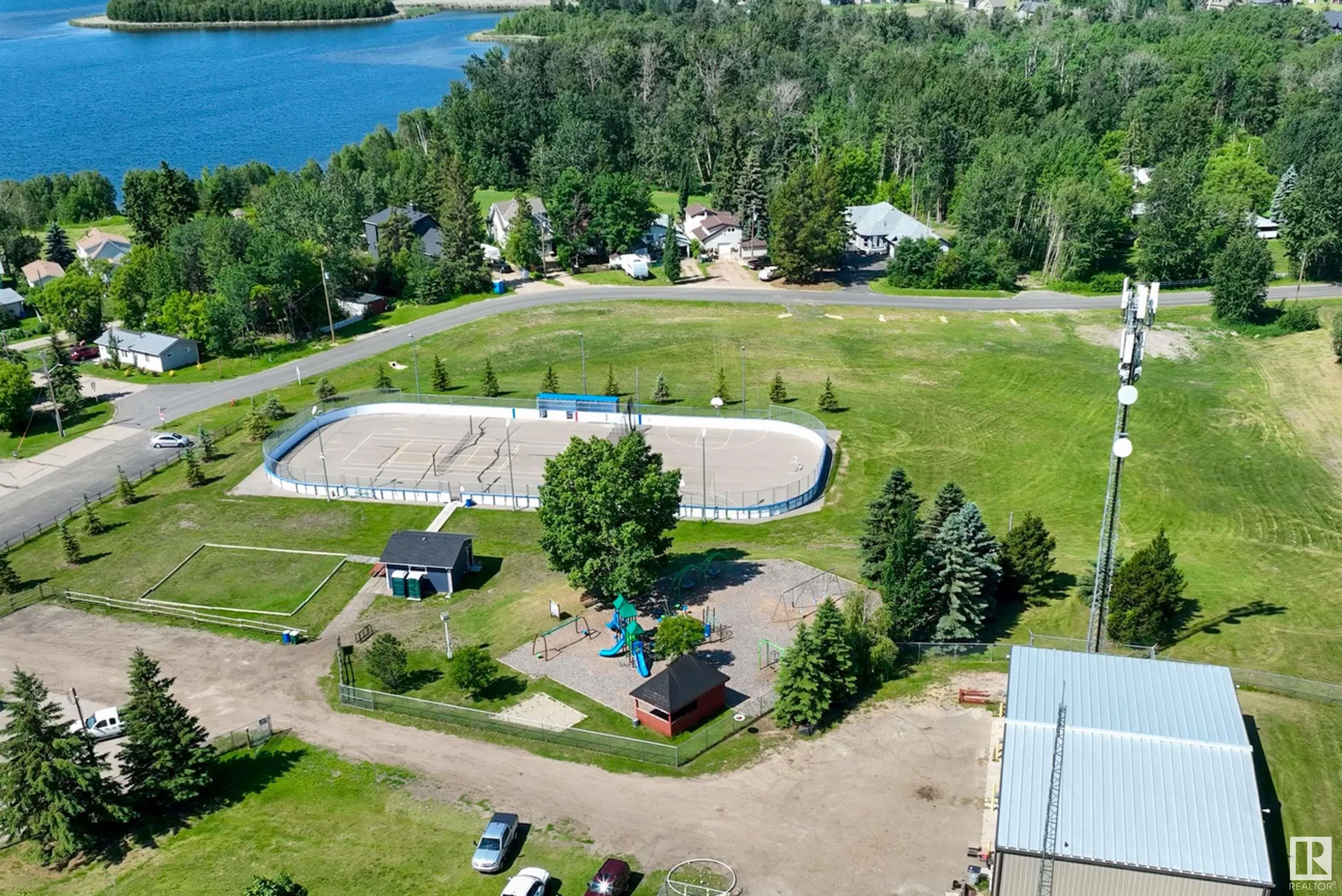 719 LAKESIDE Drive