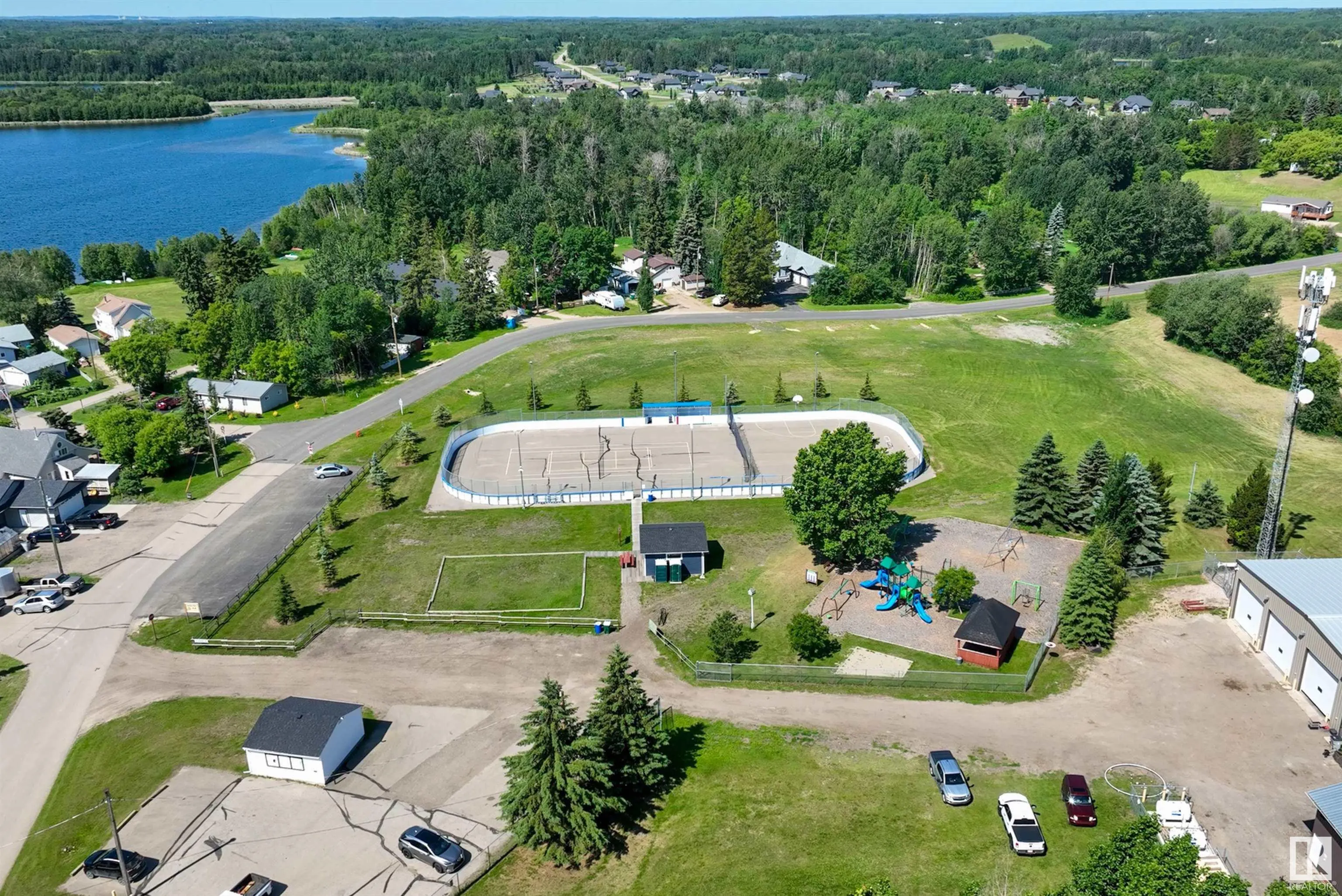 719 LAKESIDE Drive