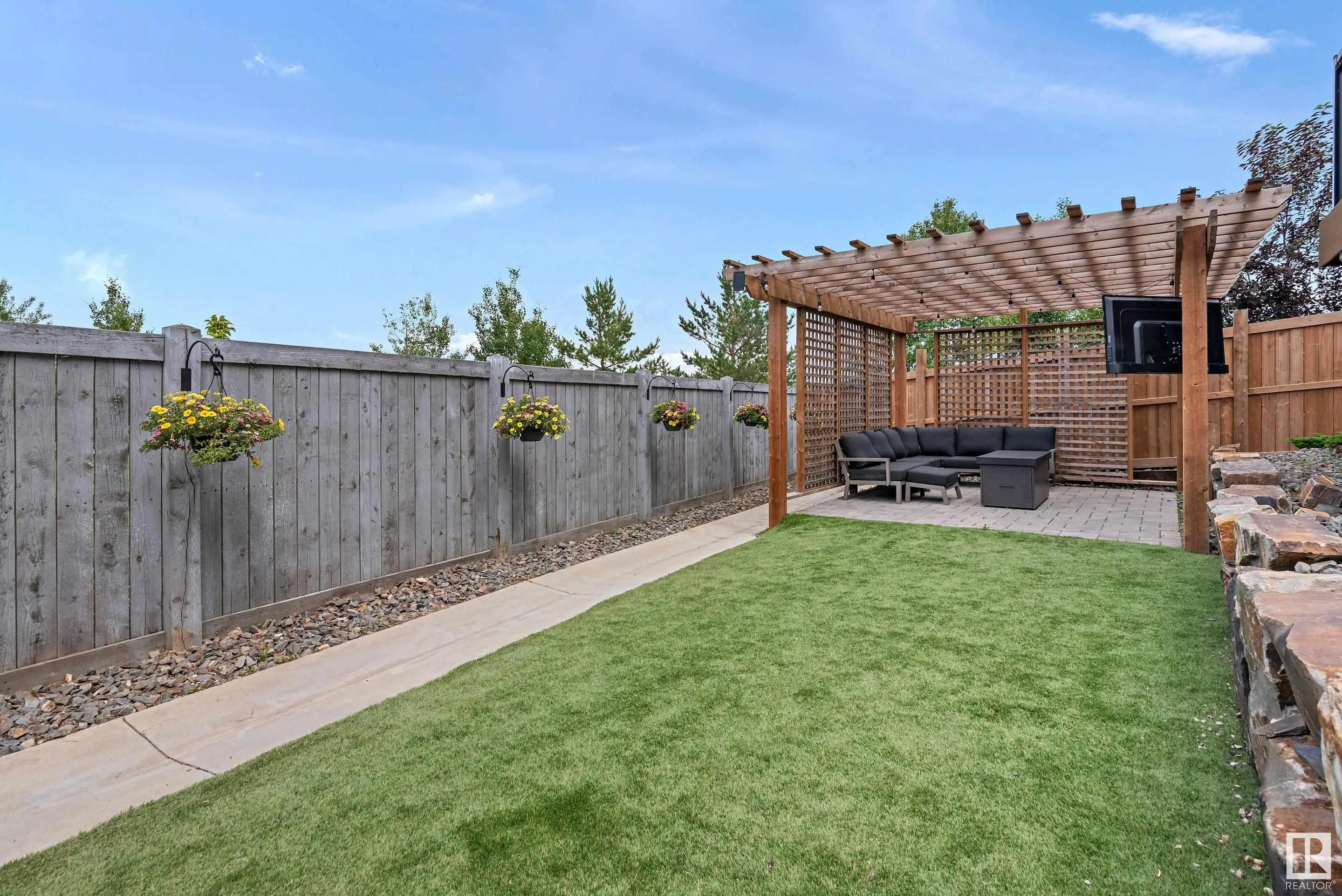 570 MEADOWVIEW Drive
