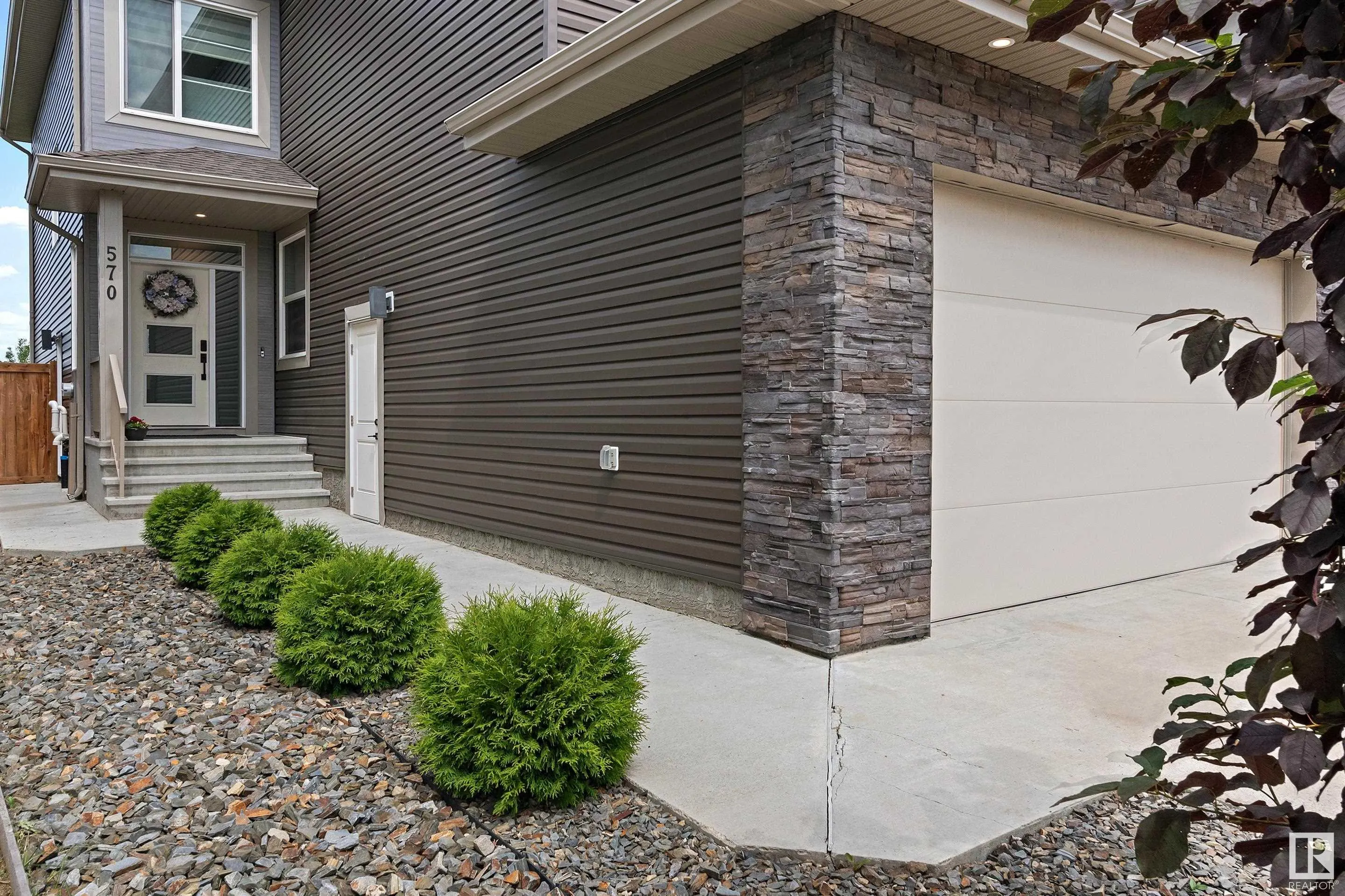 570 MEADOWVIEW Drive