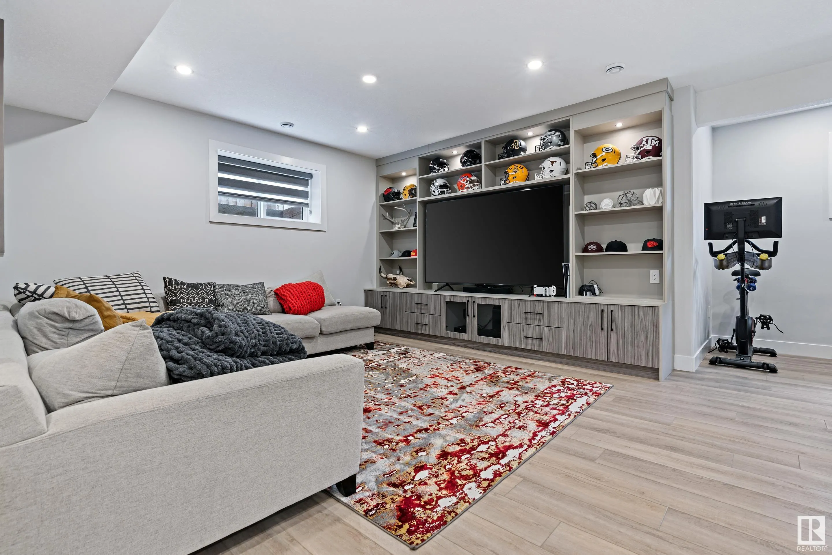 570 MEADOWVIEW Drive