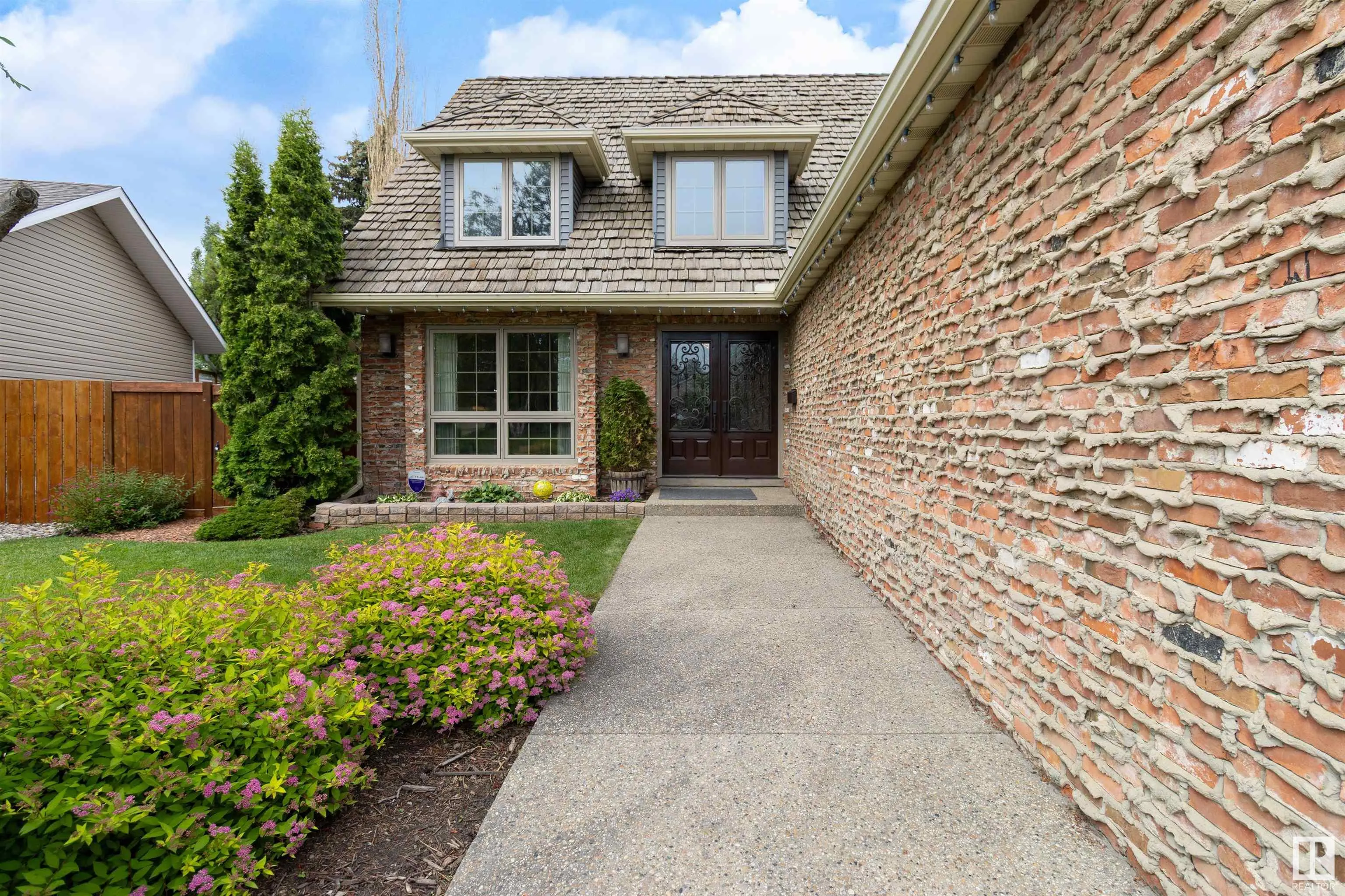 433 VILLAGE Drive