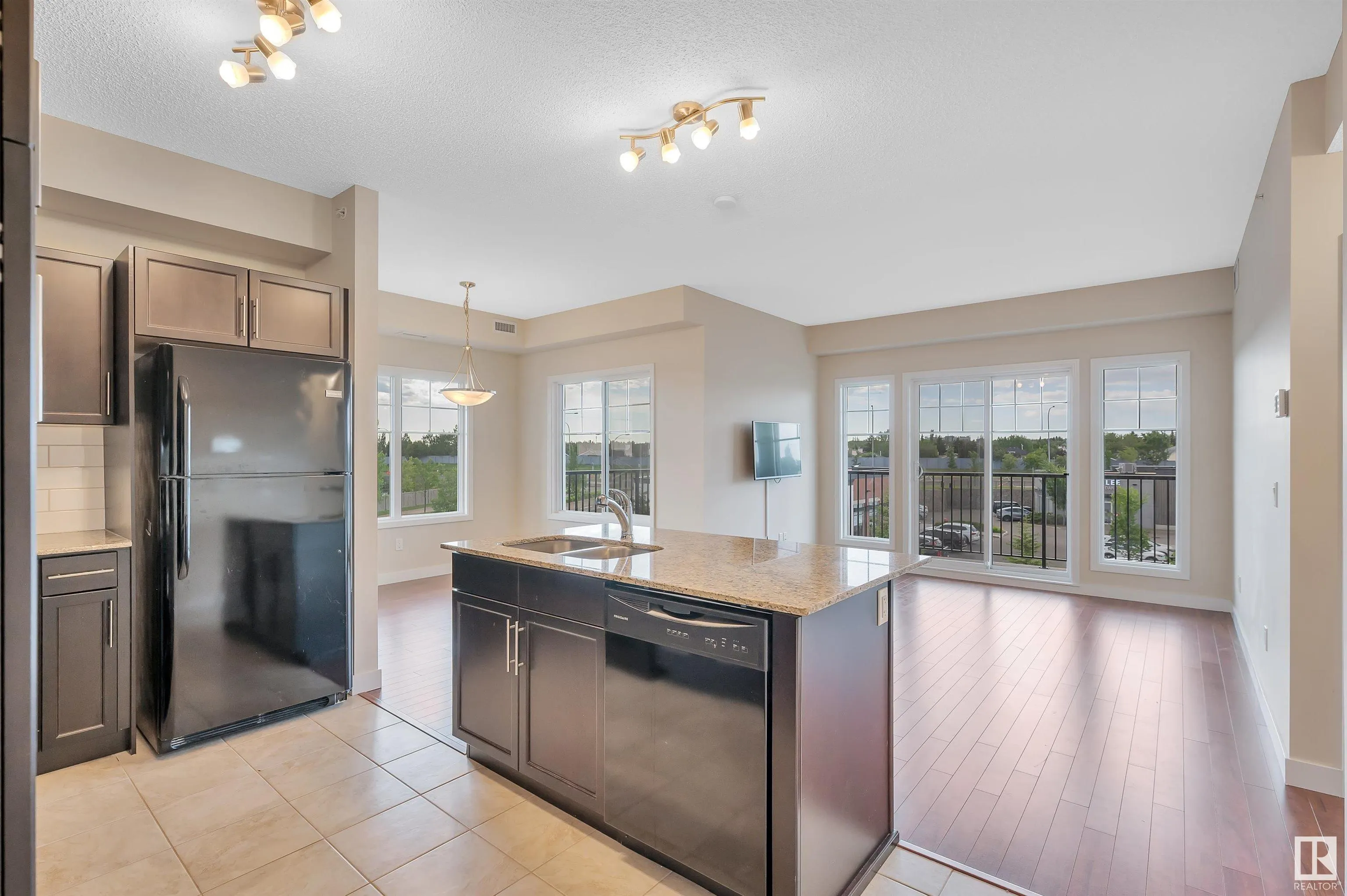 2 AUGUSTINE Crescent