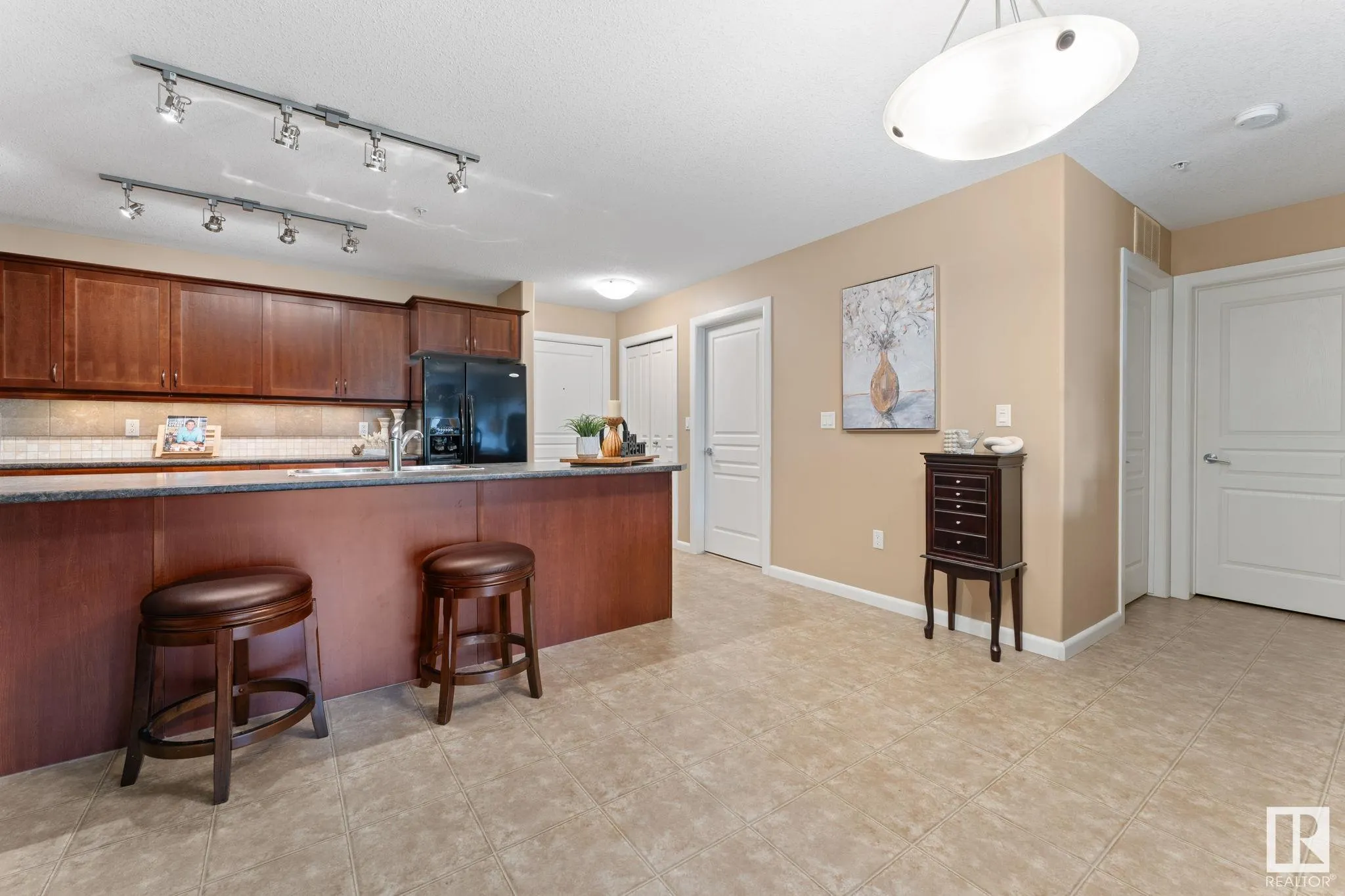 300 PALISADES Way
