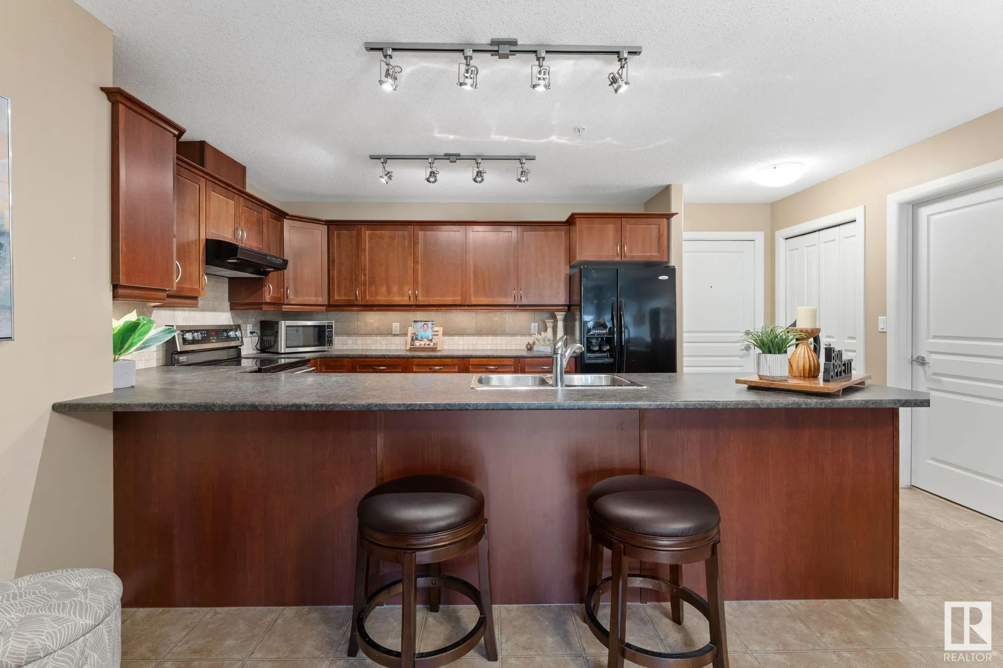 300 PALISADES Way