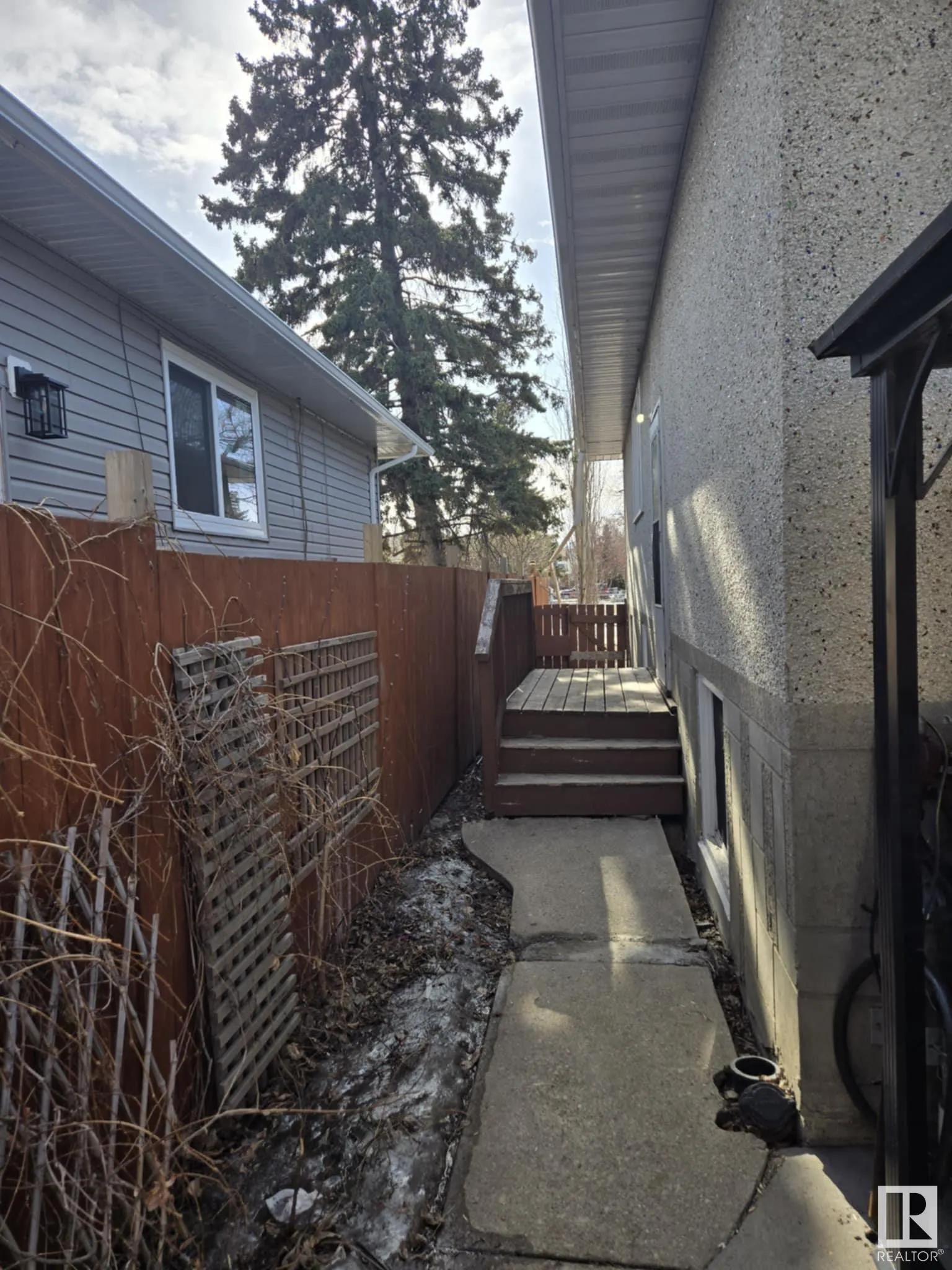 6422 - 6424 132 Avenue