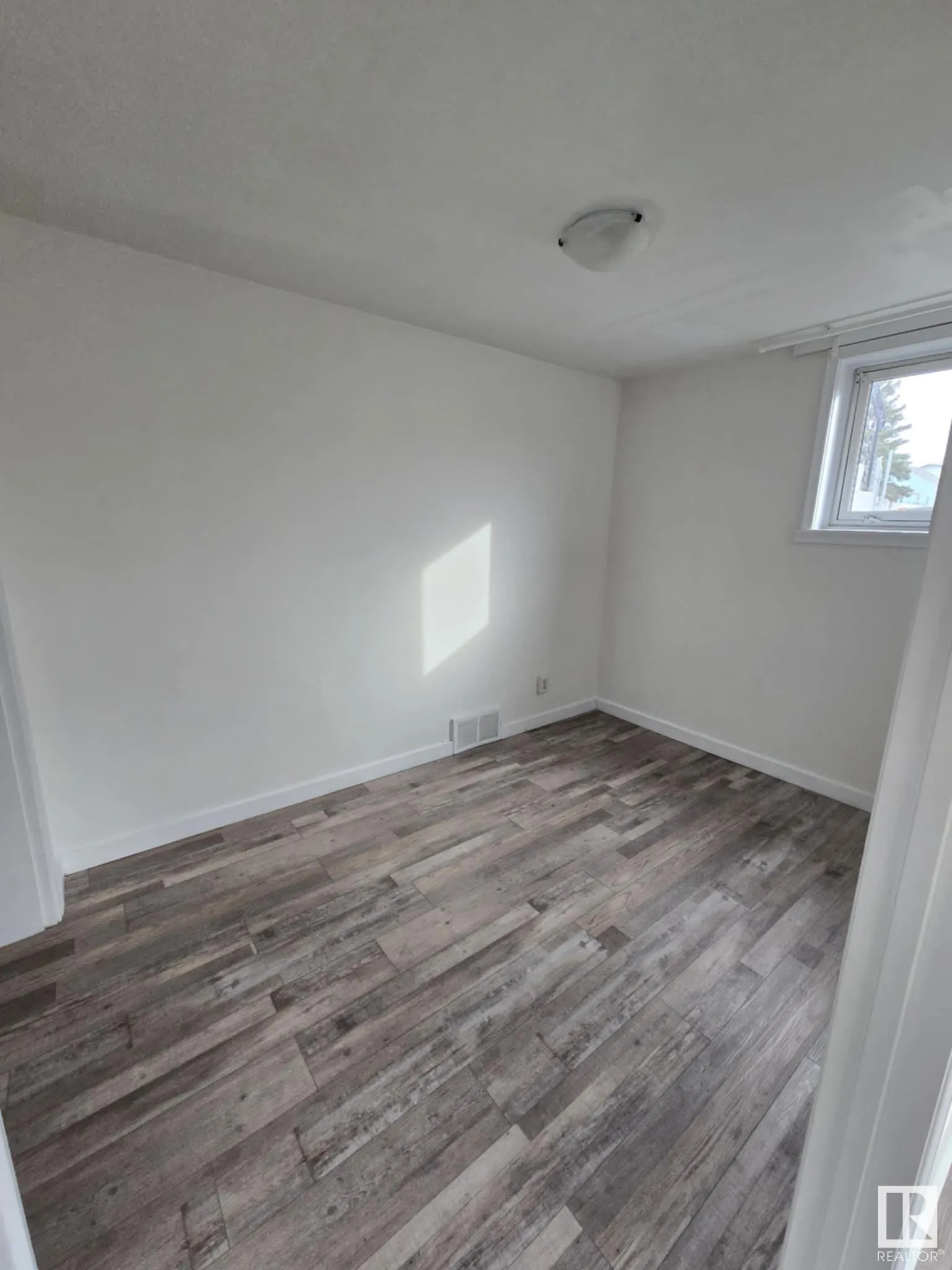6422 - 6424 132 Avenue