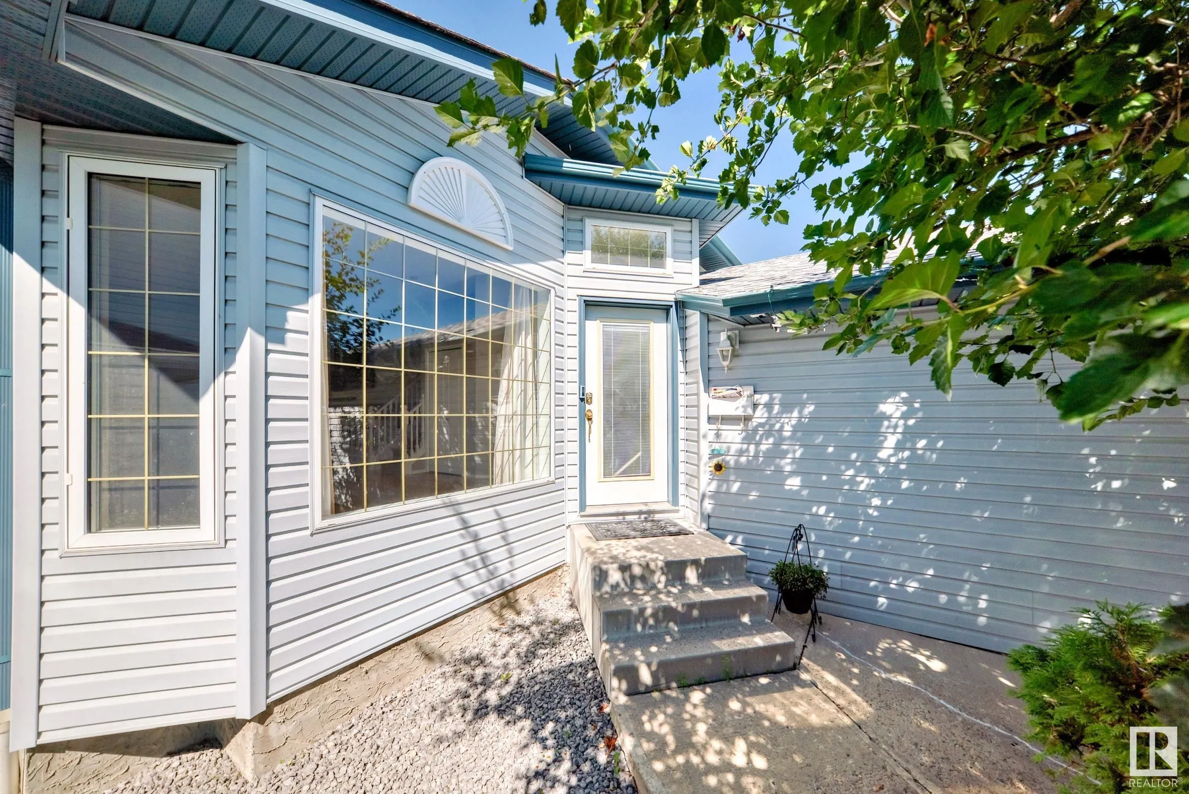 4 HOLLY Place