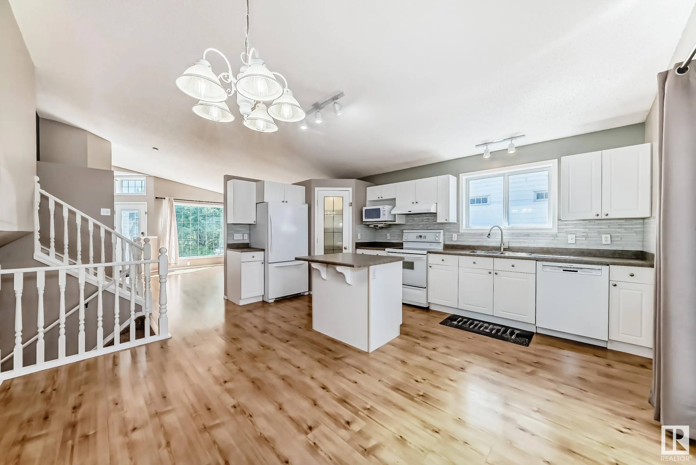 4 HOLLY Place