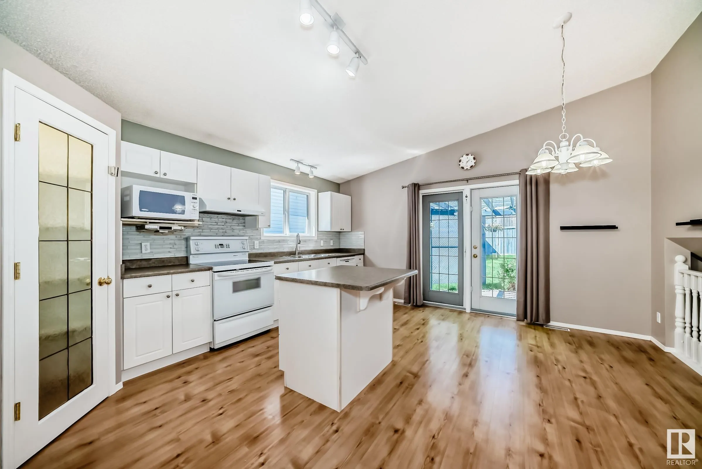 4 HOLLY Place