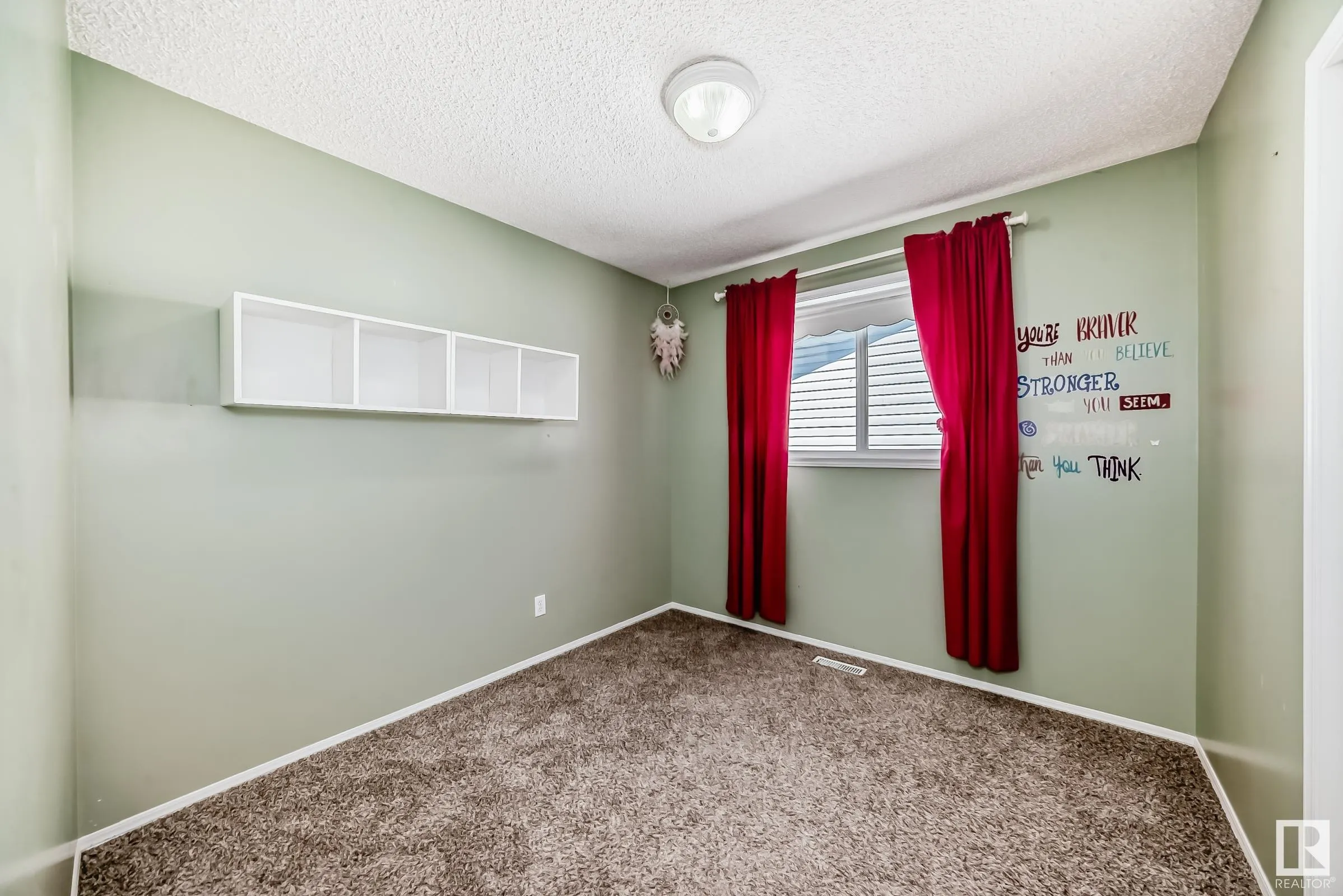 4 HOLLY Place