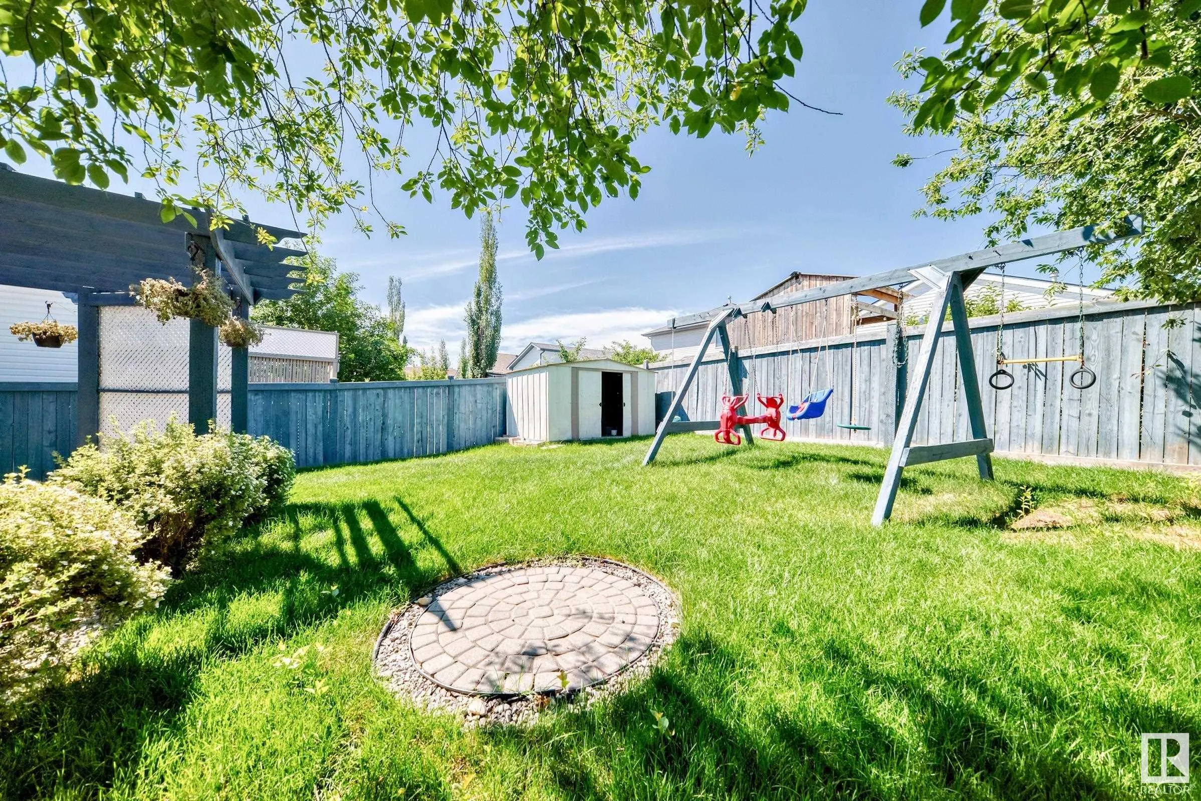 4 HOLLY Place