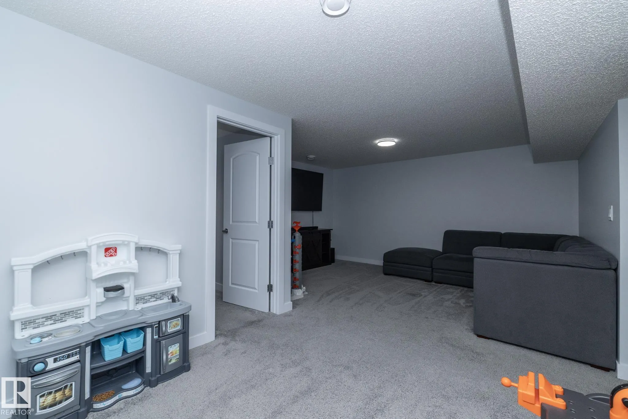 5117 Lark Crescent
