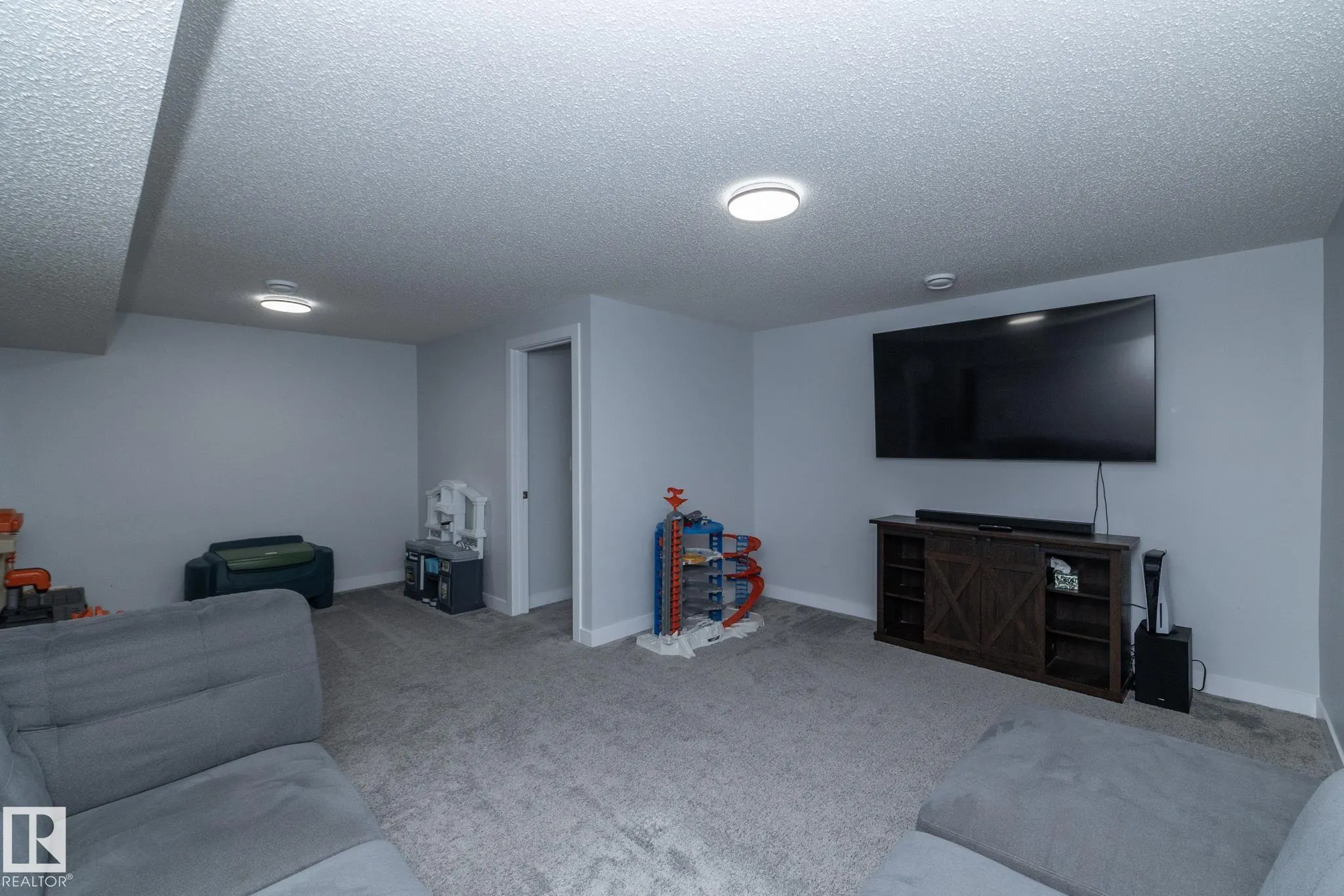 5117 Lark Crescent