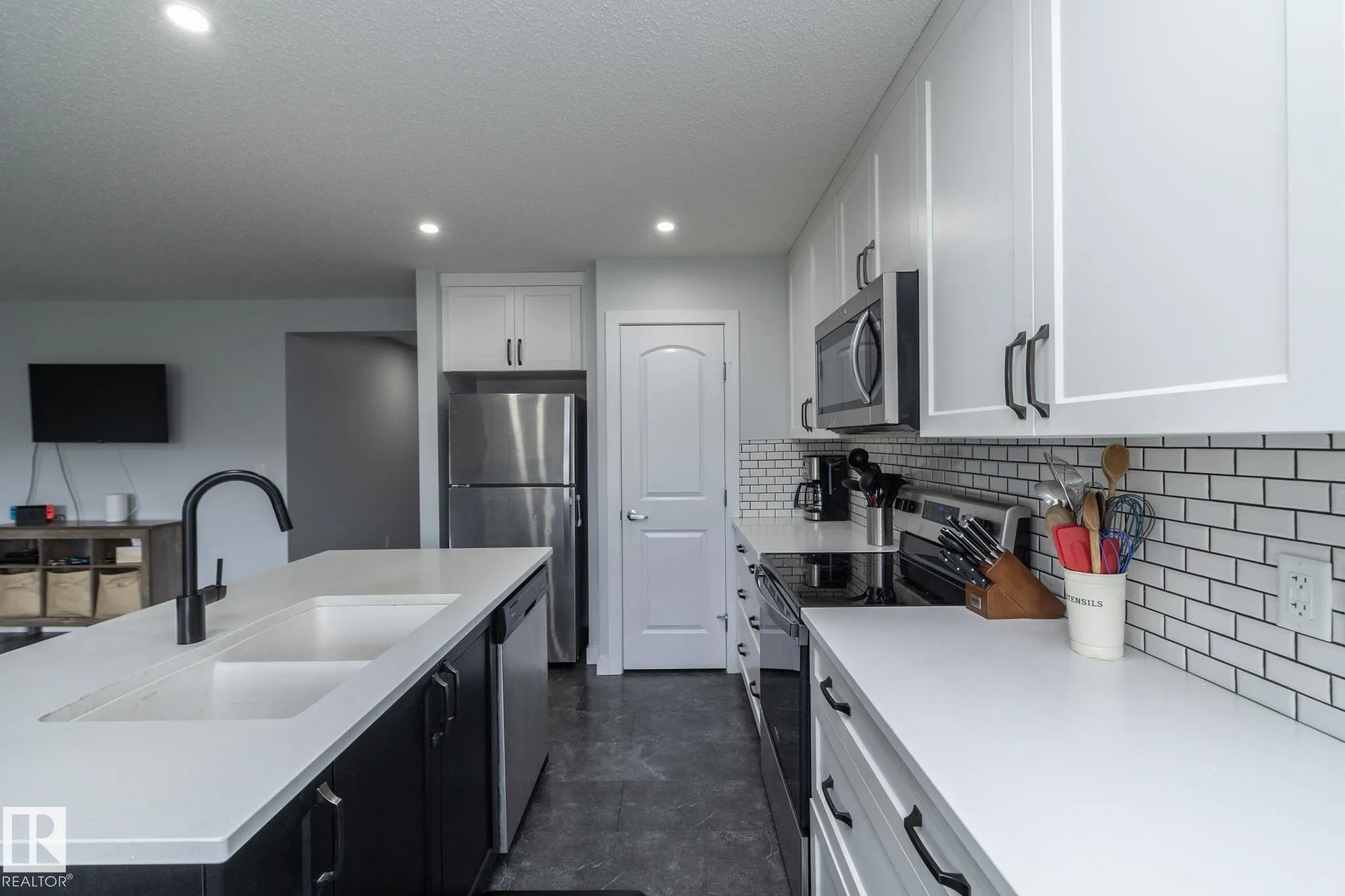 5117 Lark Crescent