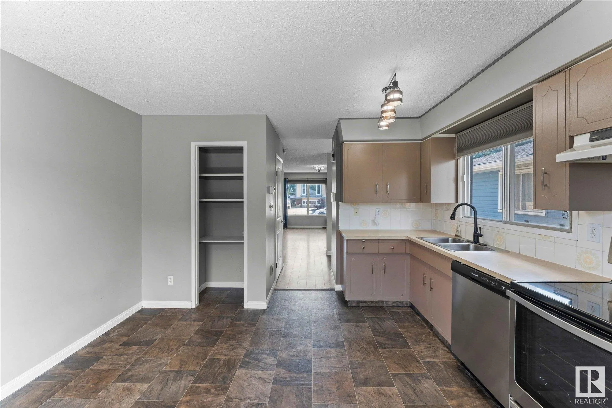 33 Westglen Crescent