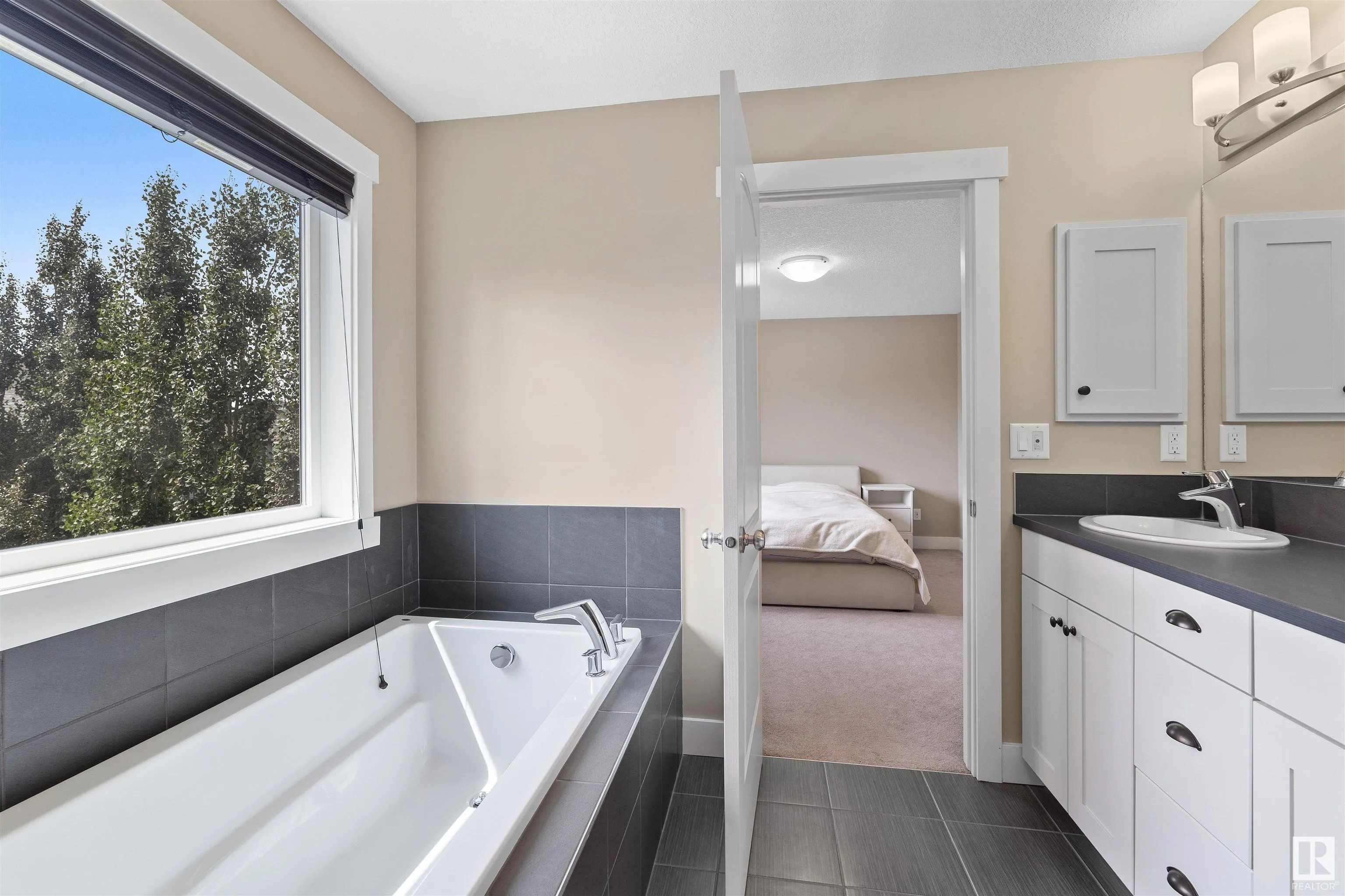 3411 PARKER Loop