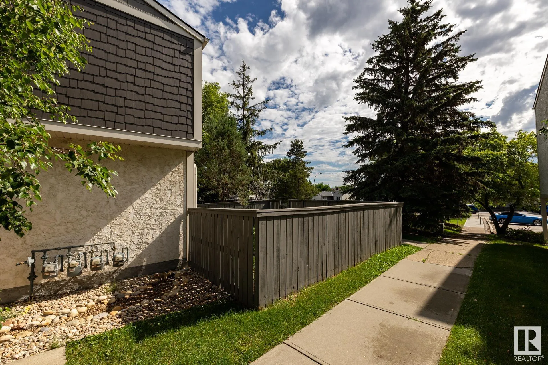 535 WILLOW Court