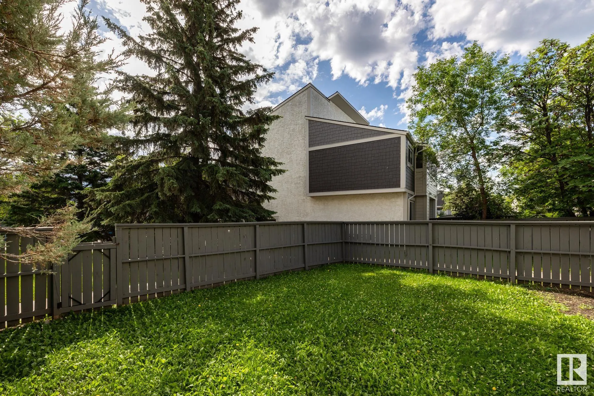 535 WILLOW Court