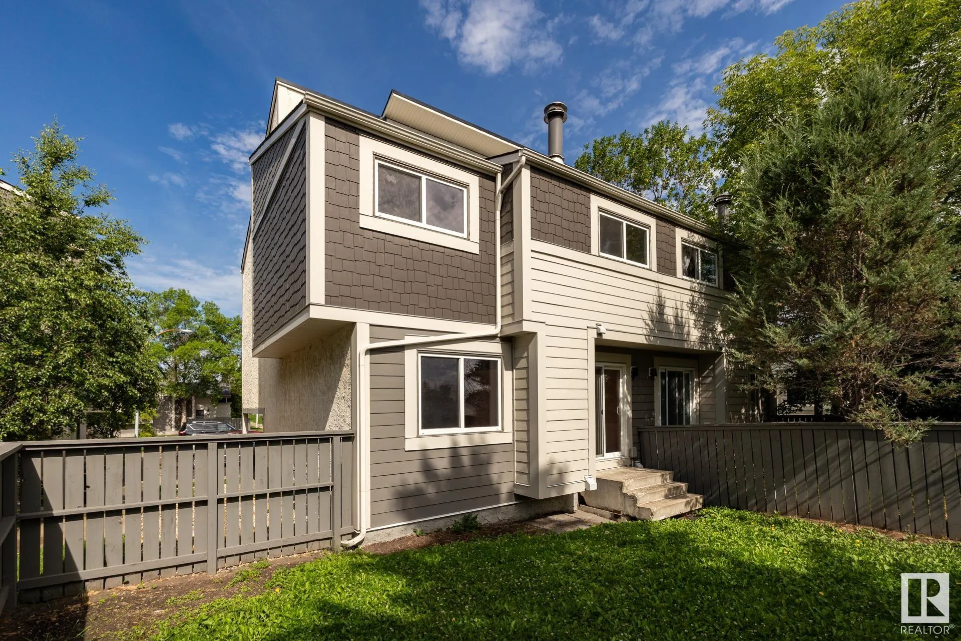 535 WILLOW Court