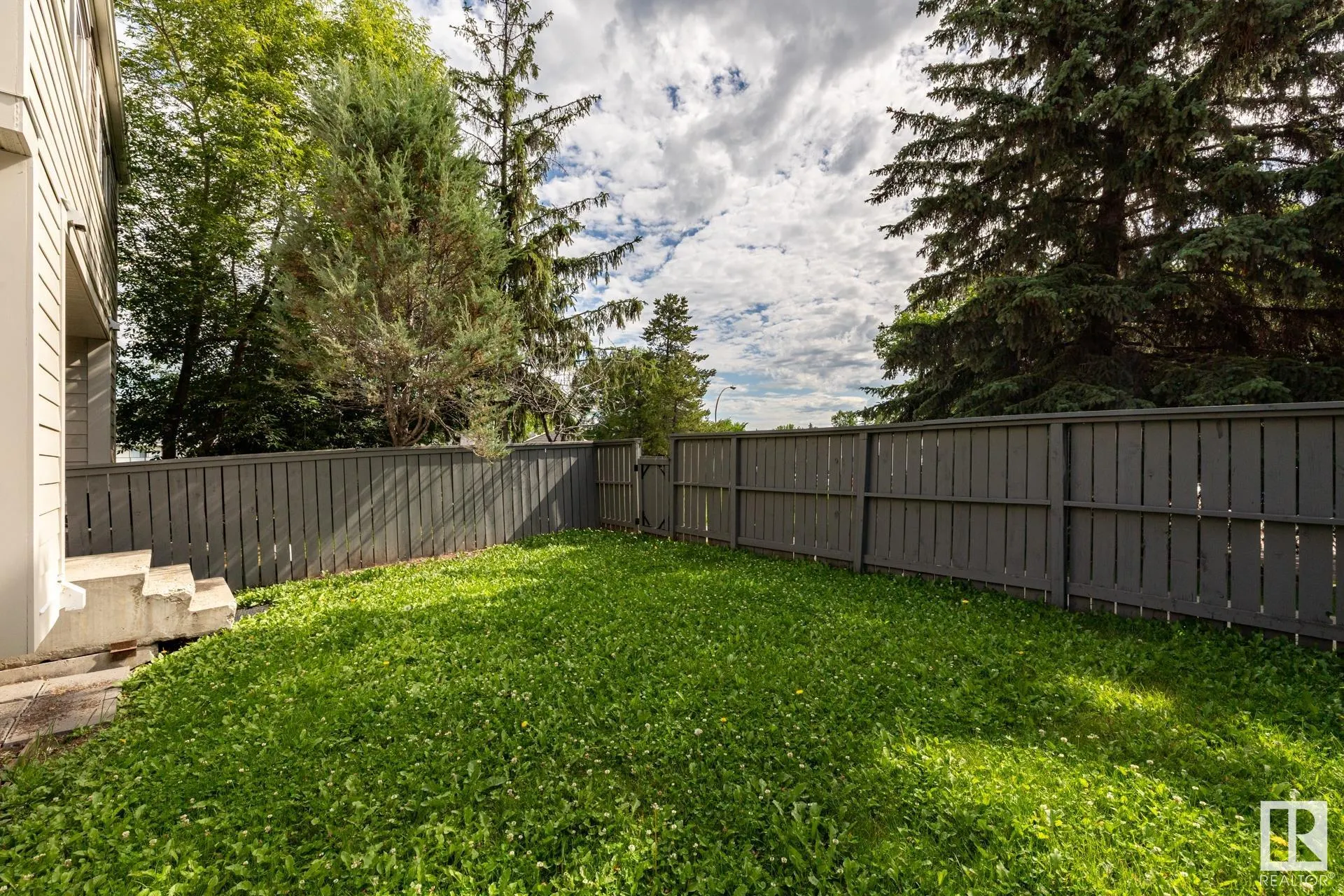 535 WILLOW Court
