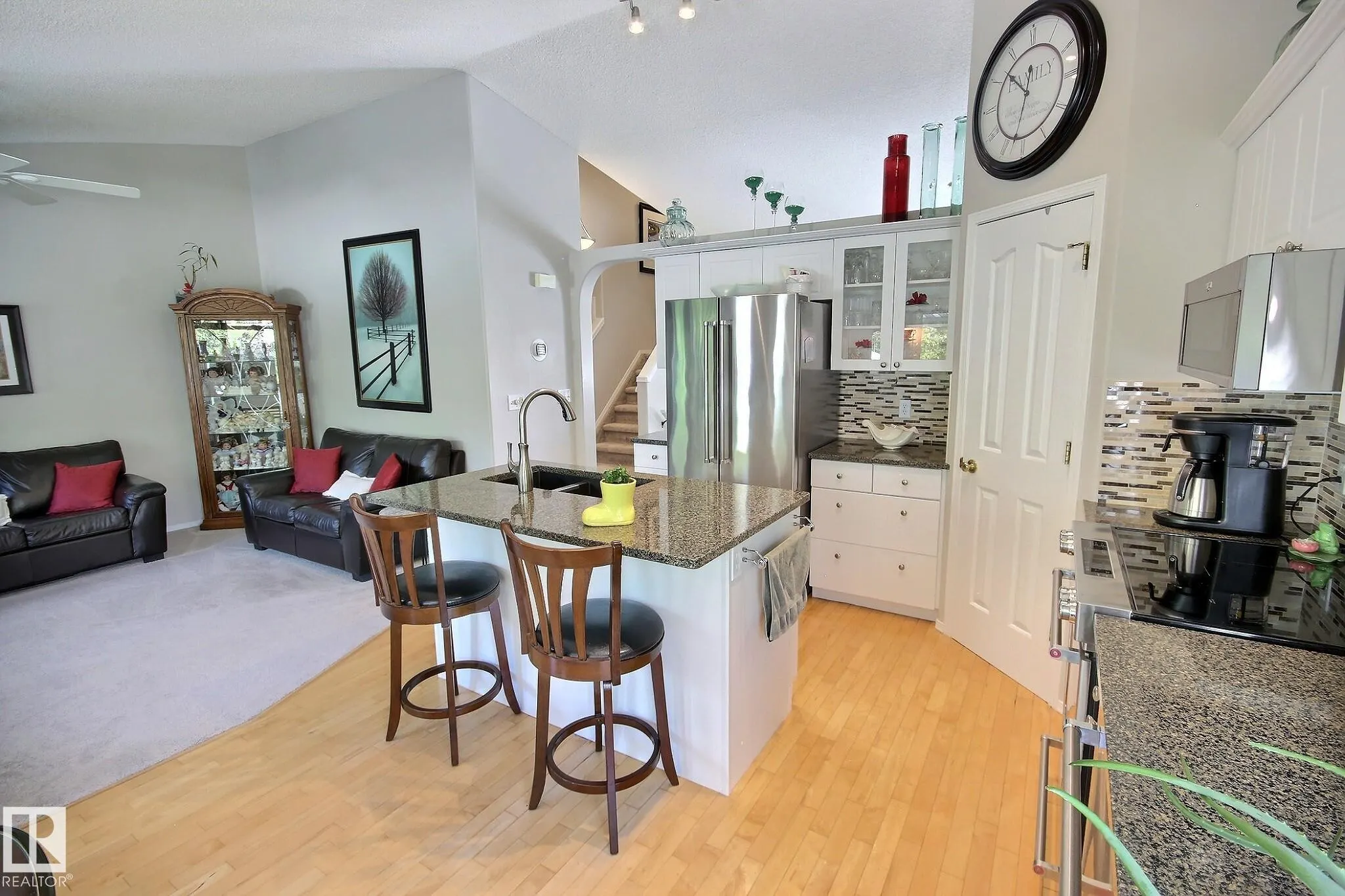 428 RAINBOW Crescent