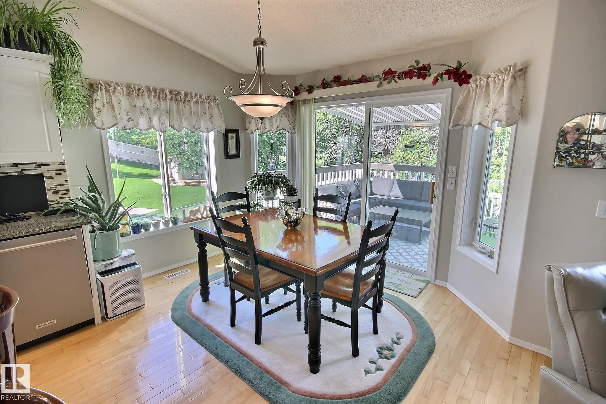 428 RAINBOW Crescent