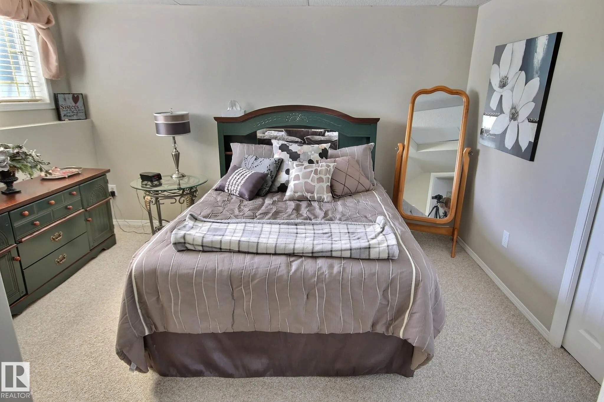 428 RAINBOW Crescent