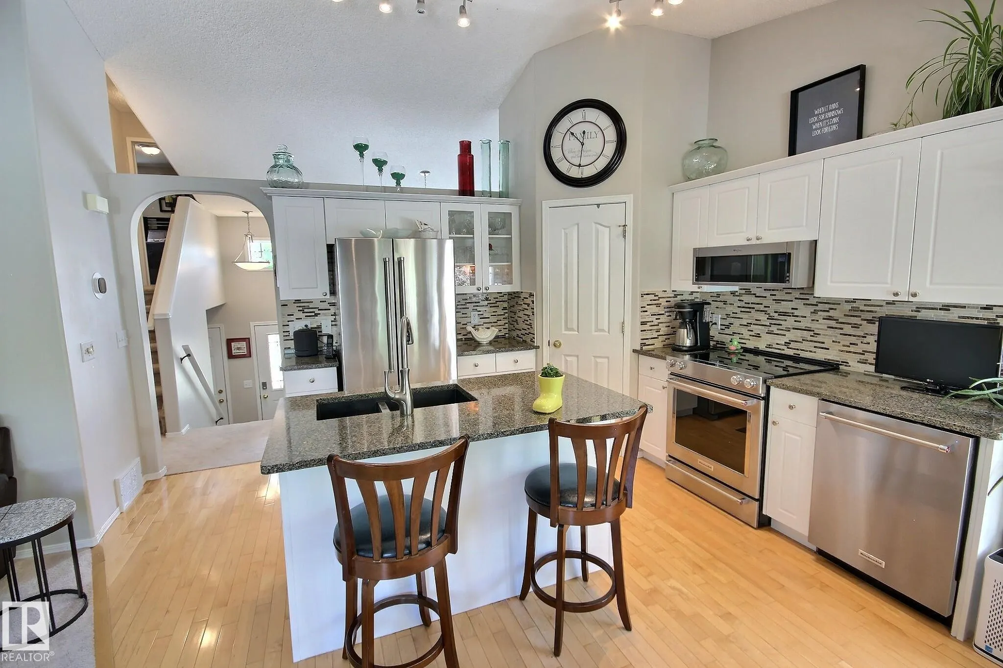 428 RAINBOW Crescent
