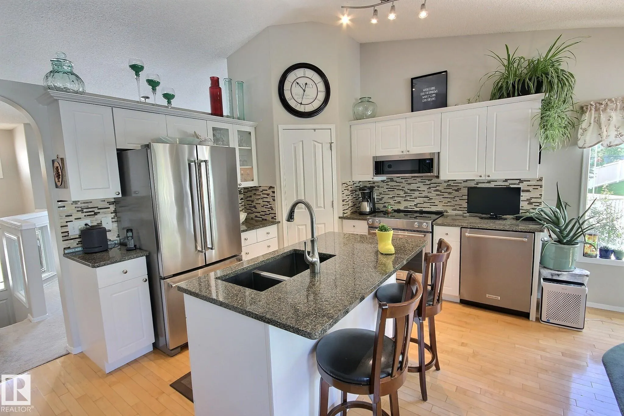 428 RAINBOW Crescent