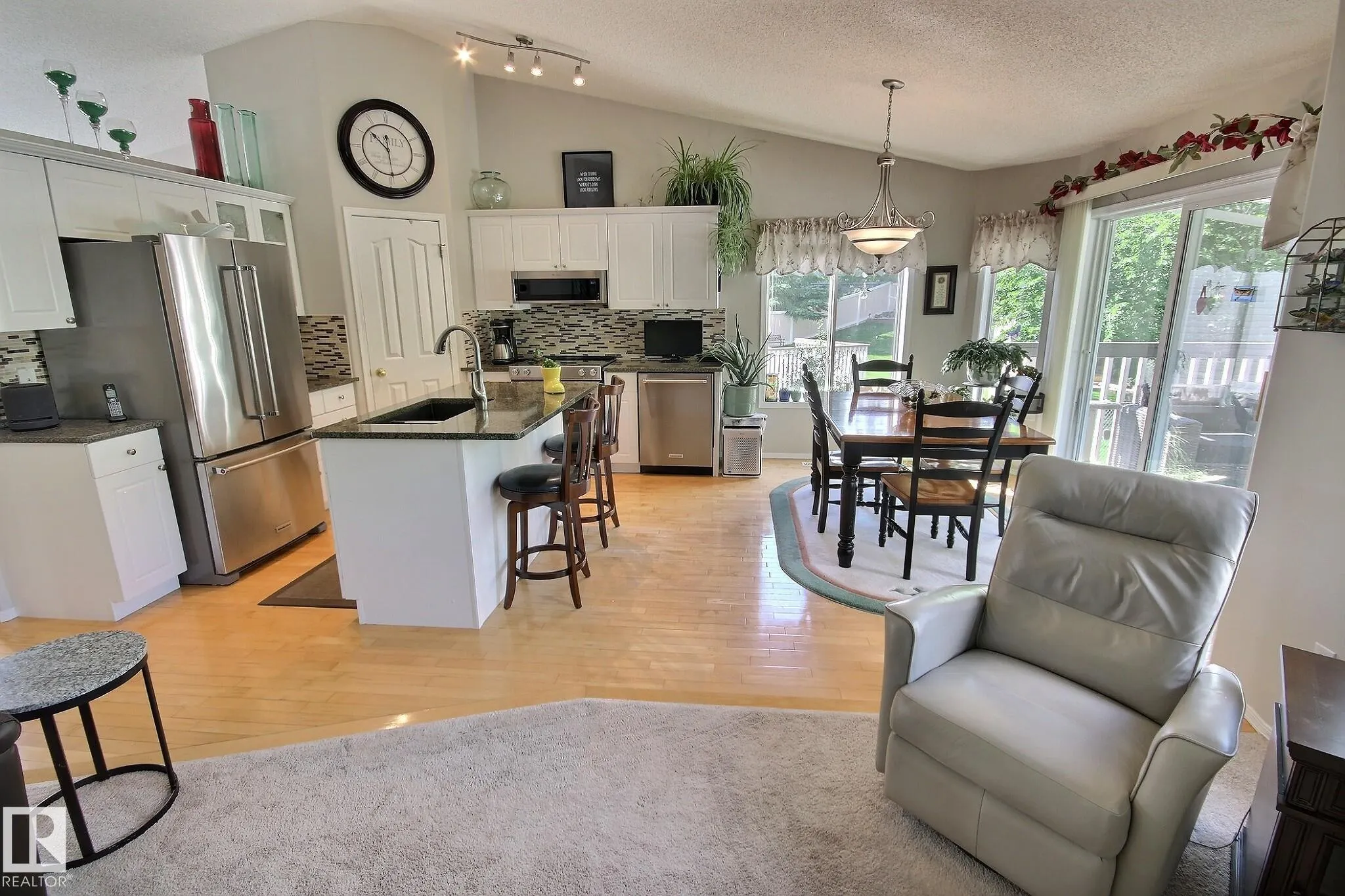 428 RAINBOW Crescent