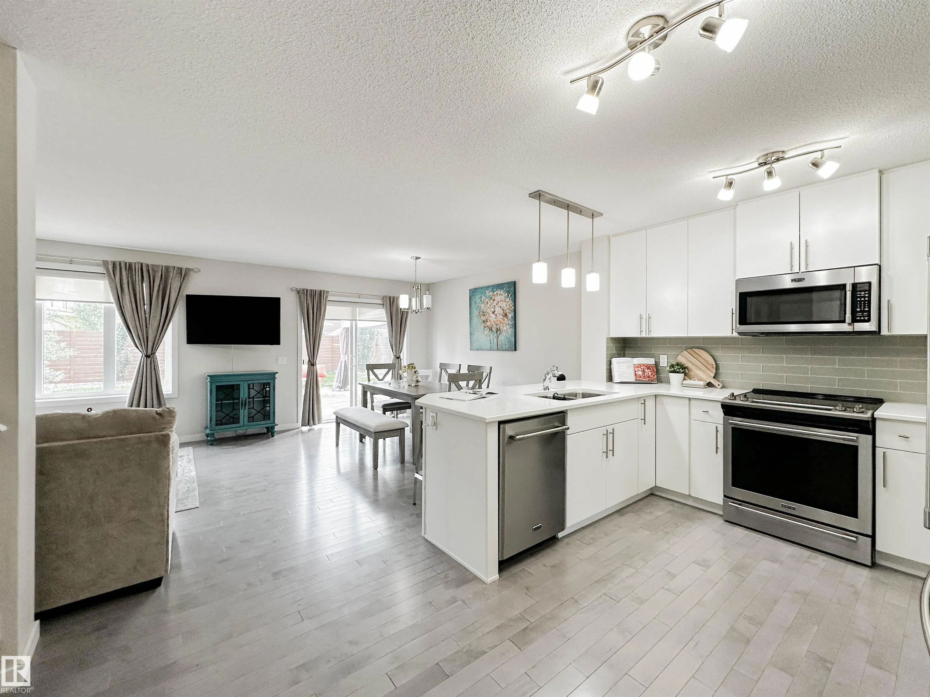27 JAMES Crescent