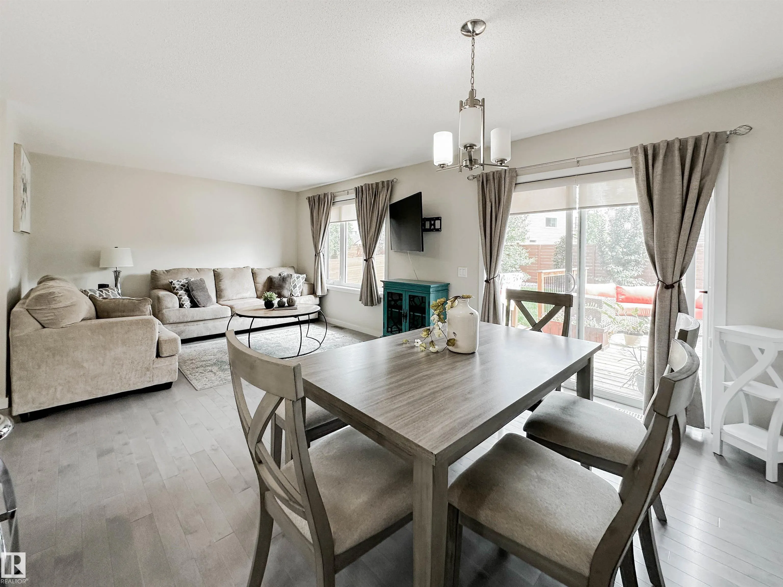 27 JAMES Crescent